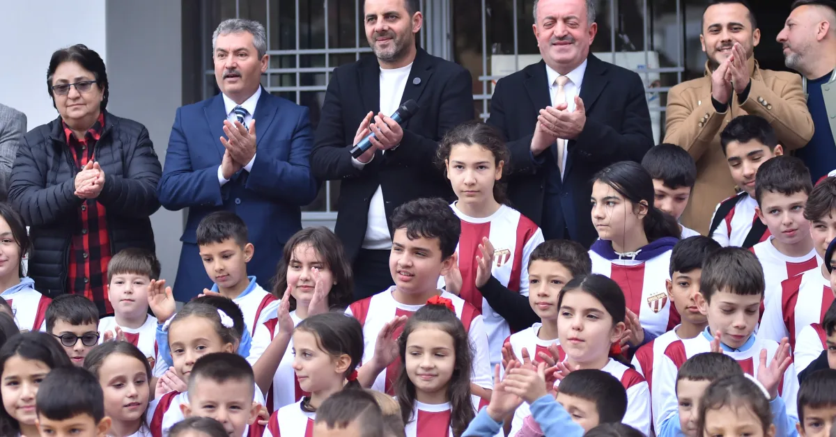 İnegölspor’un Sosyal Projesiyle 98 Öğrencinin Daha Yüzü Güldü (14)