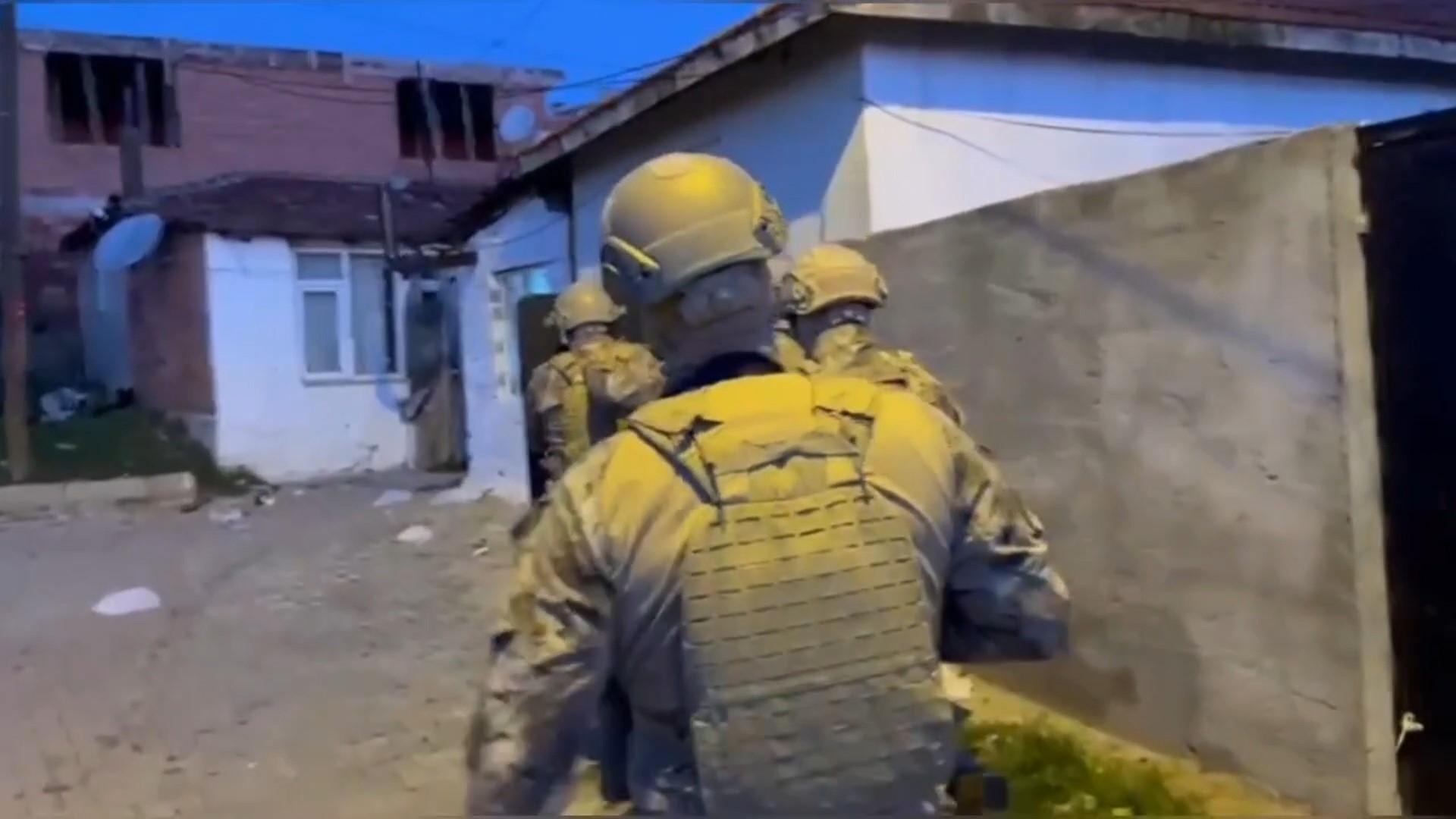 Irklareli’de Polis Ekiplerince Düzenlenen Uyuşturucu Operasyonunda 13 Şüpheli Gözaltına Alındı. Adreslerde Uyuşturucu Madde Ele Geçirildi (2)