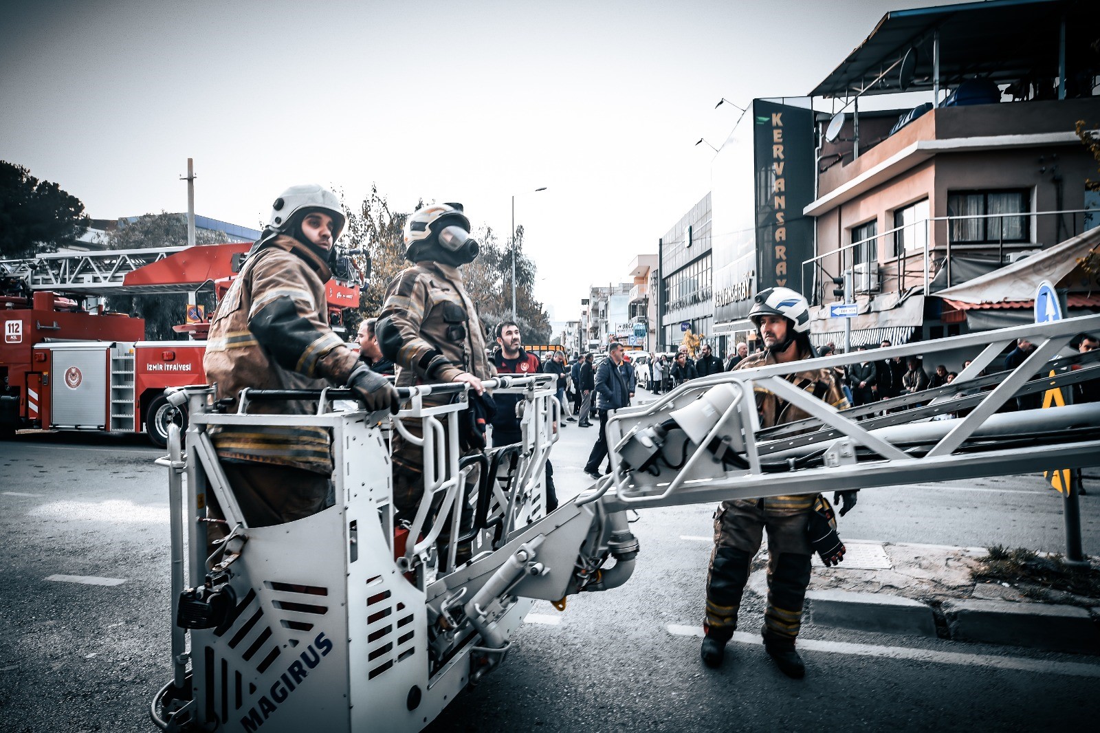 İş Hanını Alevler Sardı, Itfaiye 12 Kişiyi Kurtardı (2)