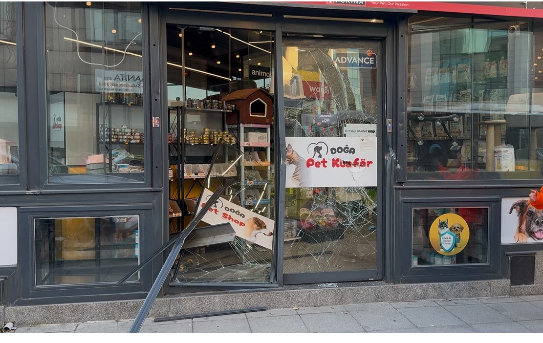 İstanbul’un Şişli Ilçesinde Ters Yöne Giren Otomobilin Neden Olduğu Trafik Kazasında (2)