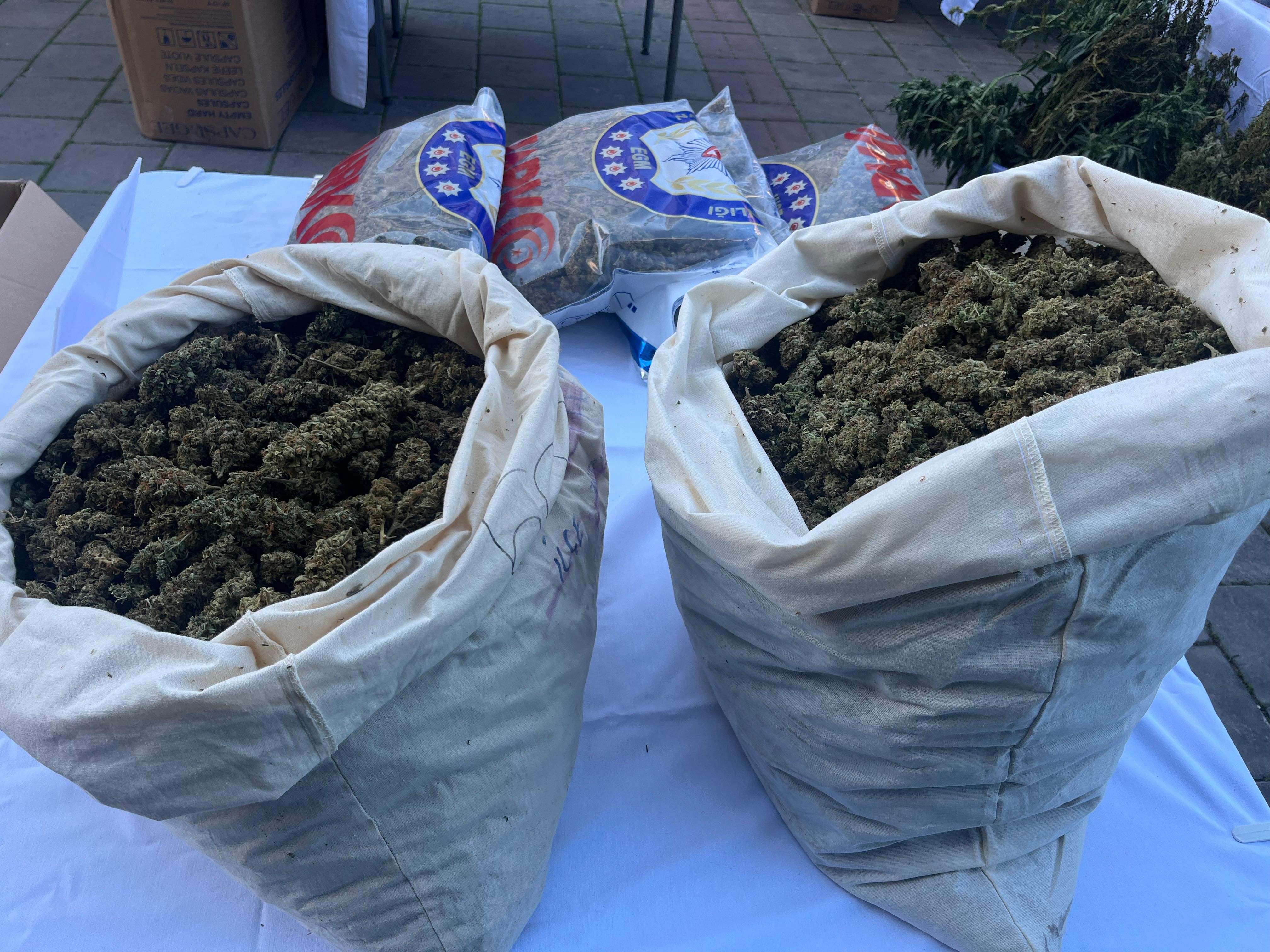 İzmir'de Tek Operasyonda 3 Milyon Uyuşturucu Hap Ele Geçti! 46 Tutuklama (5)