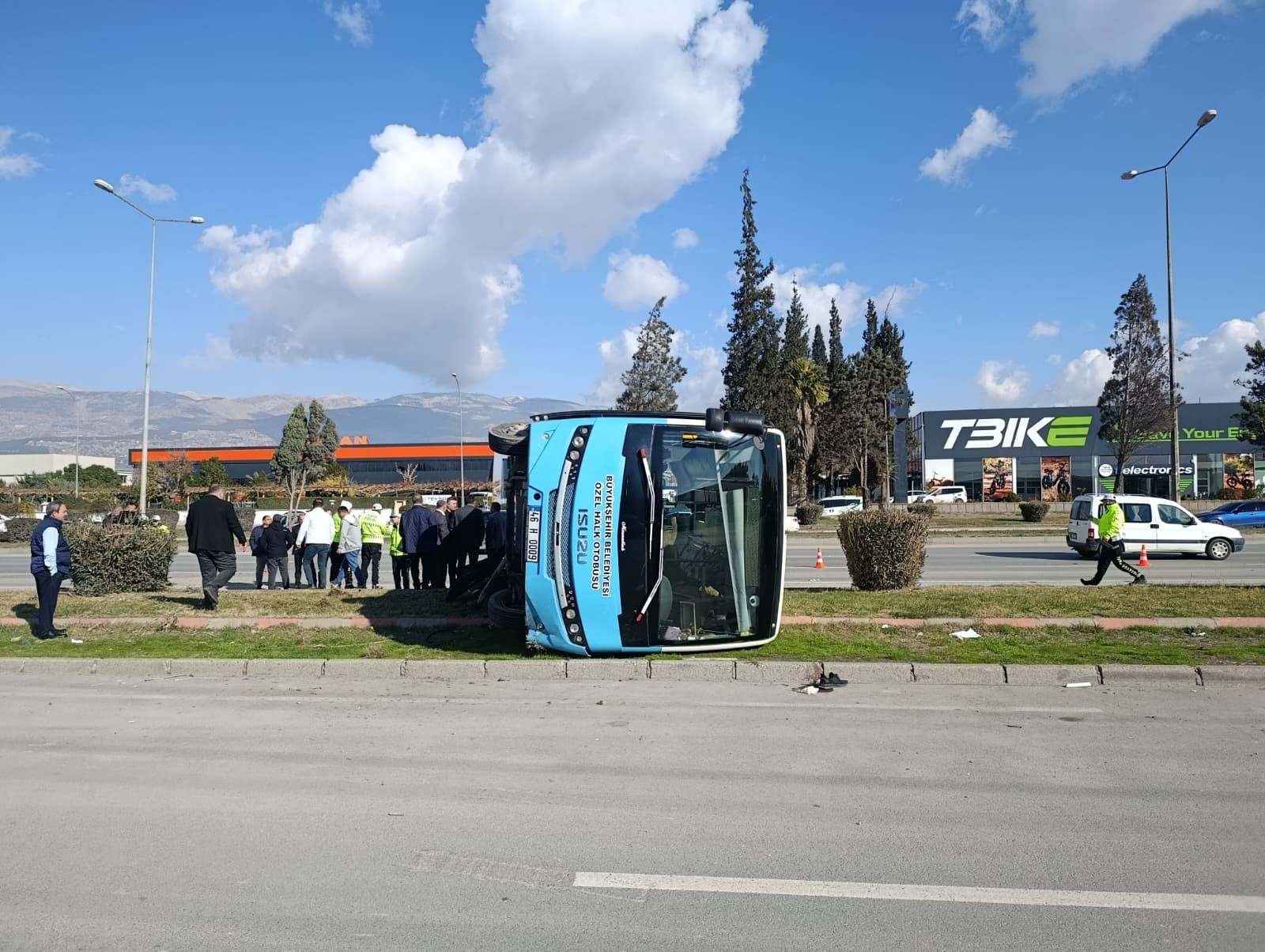 Kahramanmaraş Dulkadiroğlu’nda Hafif Ticari Aracın Çarptığı Halk Otobüsü Devrildi, Kazada 4’Ü Ağır 13 Kişi Yaralandı (2)