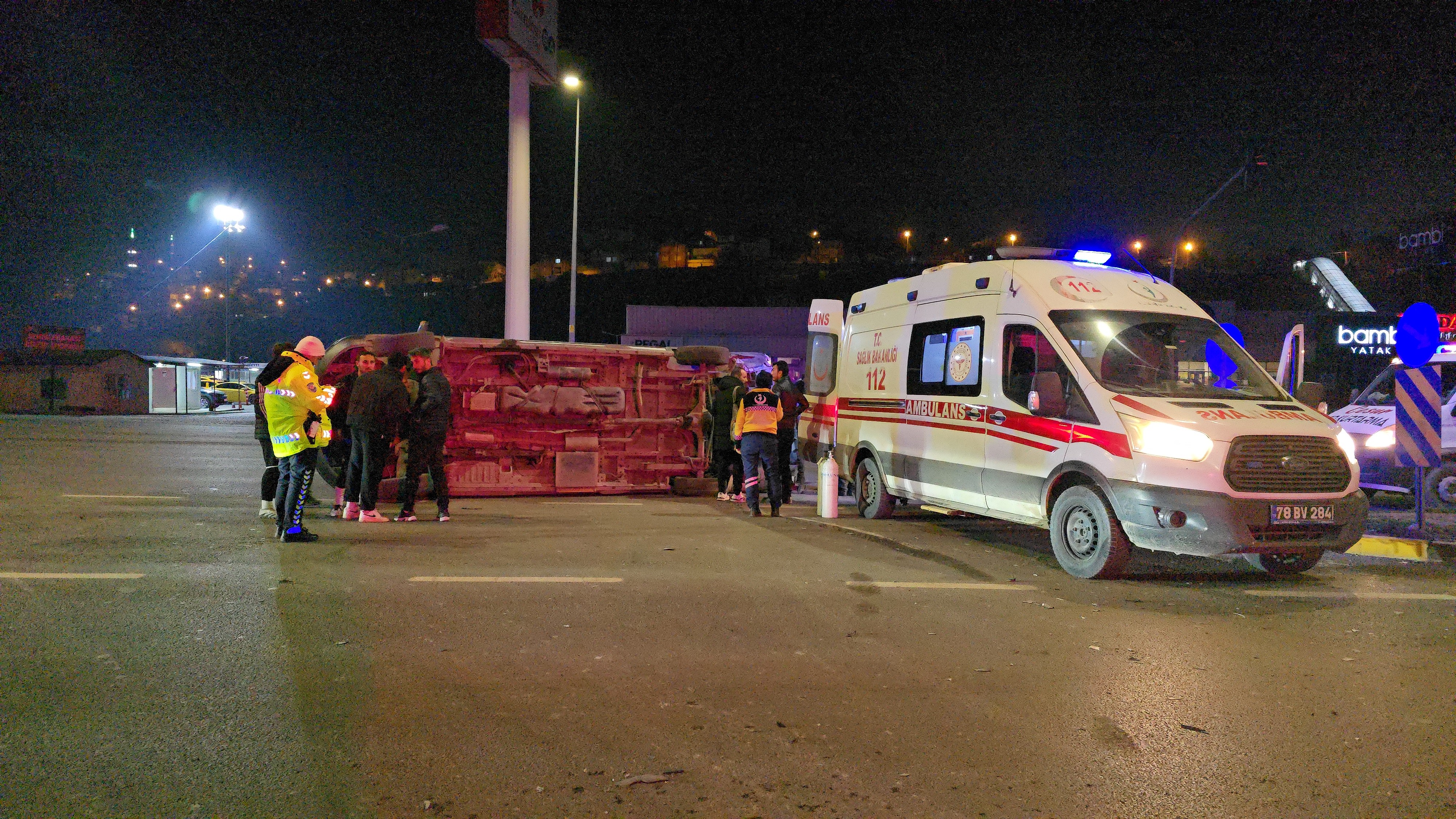 Karabük'te Ambulans Ile Otomobilin Çarpışması Sonucu 3 Sağlık Çalışanı Yaralandı. Ambulans Devrildi, Yaralılar Hastaneye Kaldırıldı. Kazayla Ilgili Inceleme Başlatıldı (2)