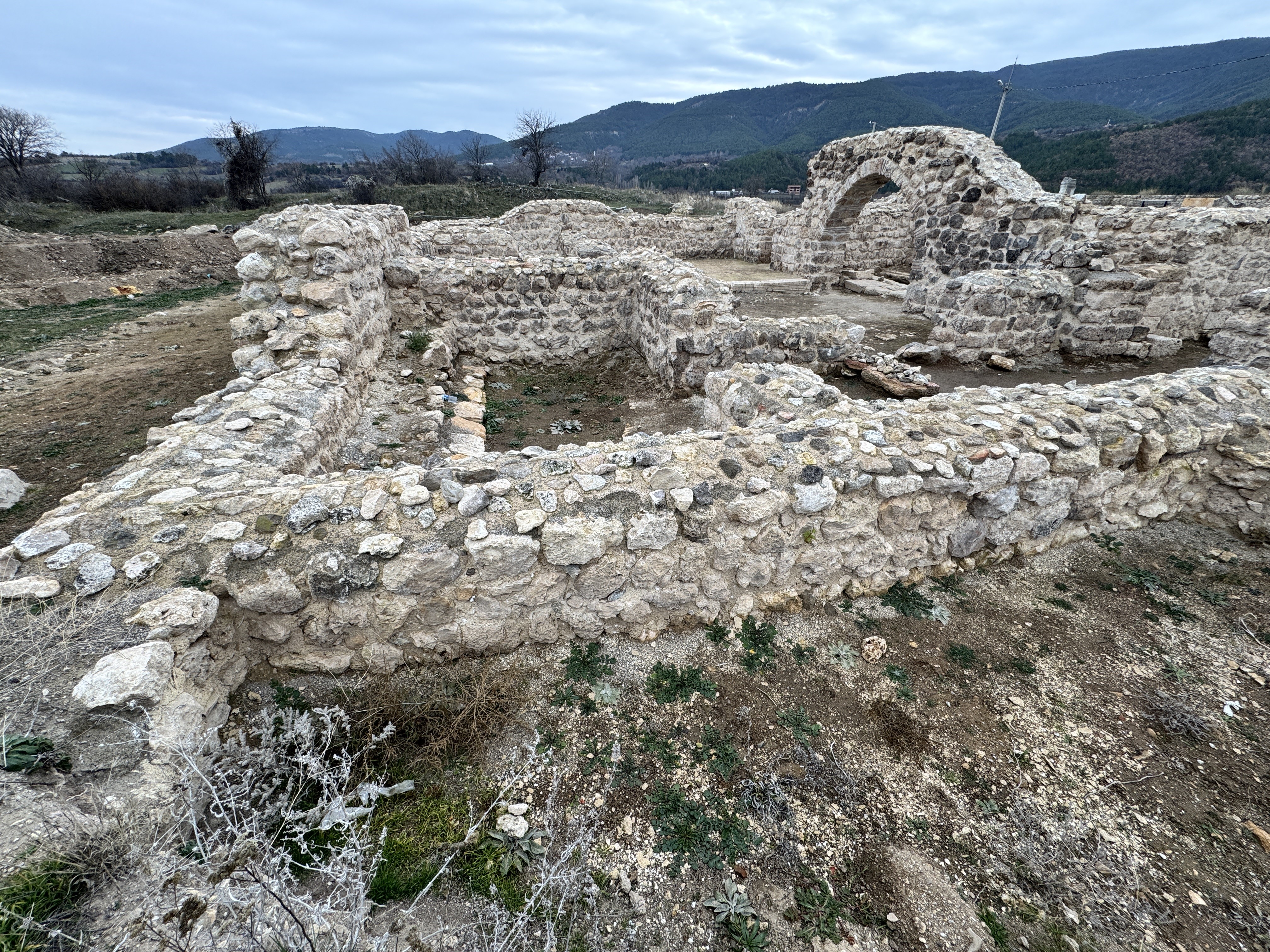 Karabük'ün Eskipazar Ilçesindeki Hadrianopolis Antik Kenti, Kazı Çalışmalarının Tamamlanmasının Ardından Ziyaretçi Akınına Uğruyor. Roma Dönemine Ait Mozaikler, Yapılar Ve Tarihi Dokular Büyük Ilgi Görüyor (2)
