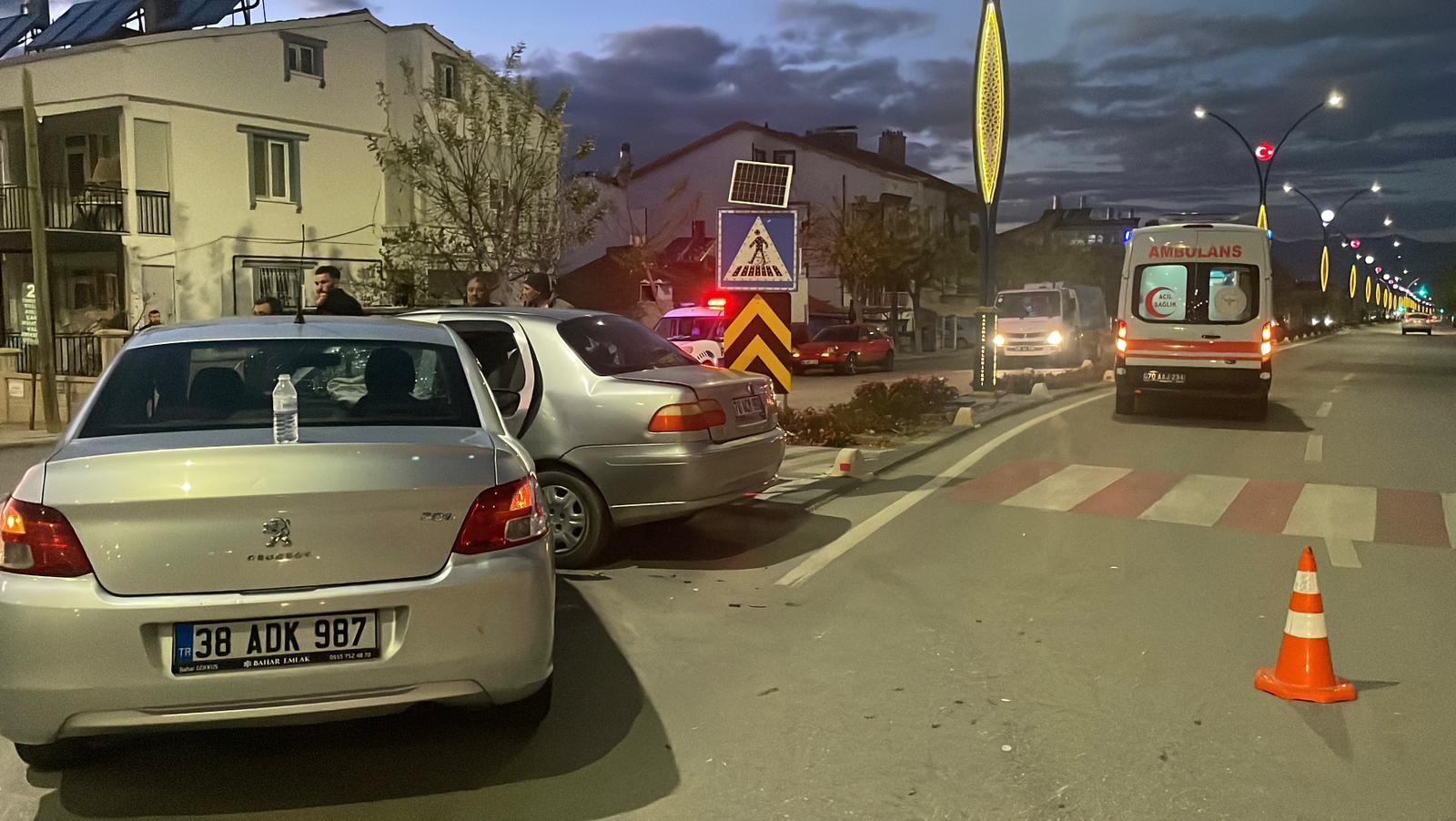 Karaman’da Kavşakta Iki Otomobil Çarpıştı 6 Yaralı (2)