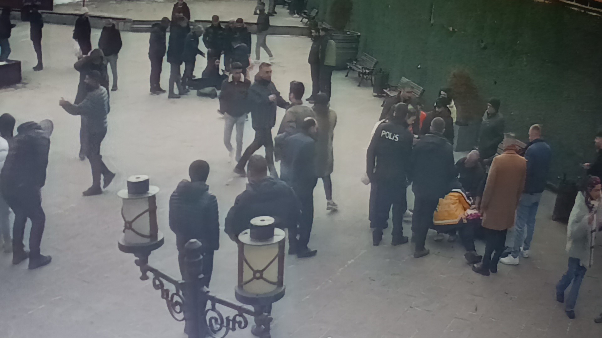 Kars’ta Iki Grup Arasında Çıkan Ve Bıçakların Kullanıldığı Kavgada 7 Kişi Yaralandı. Olay Güvenlik Kameralarına Yansırken, Polis Kaçan Şüphelileri Arıyor (1)