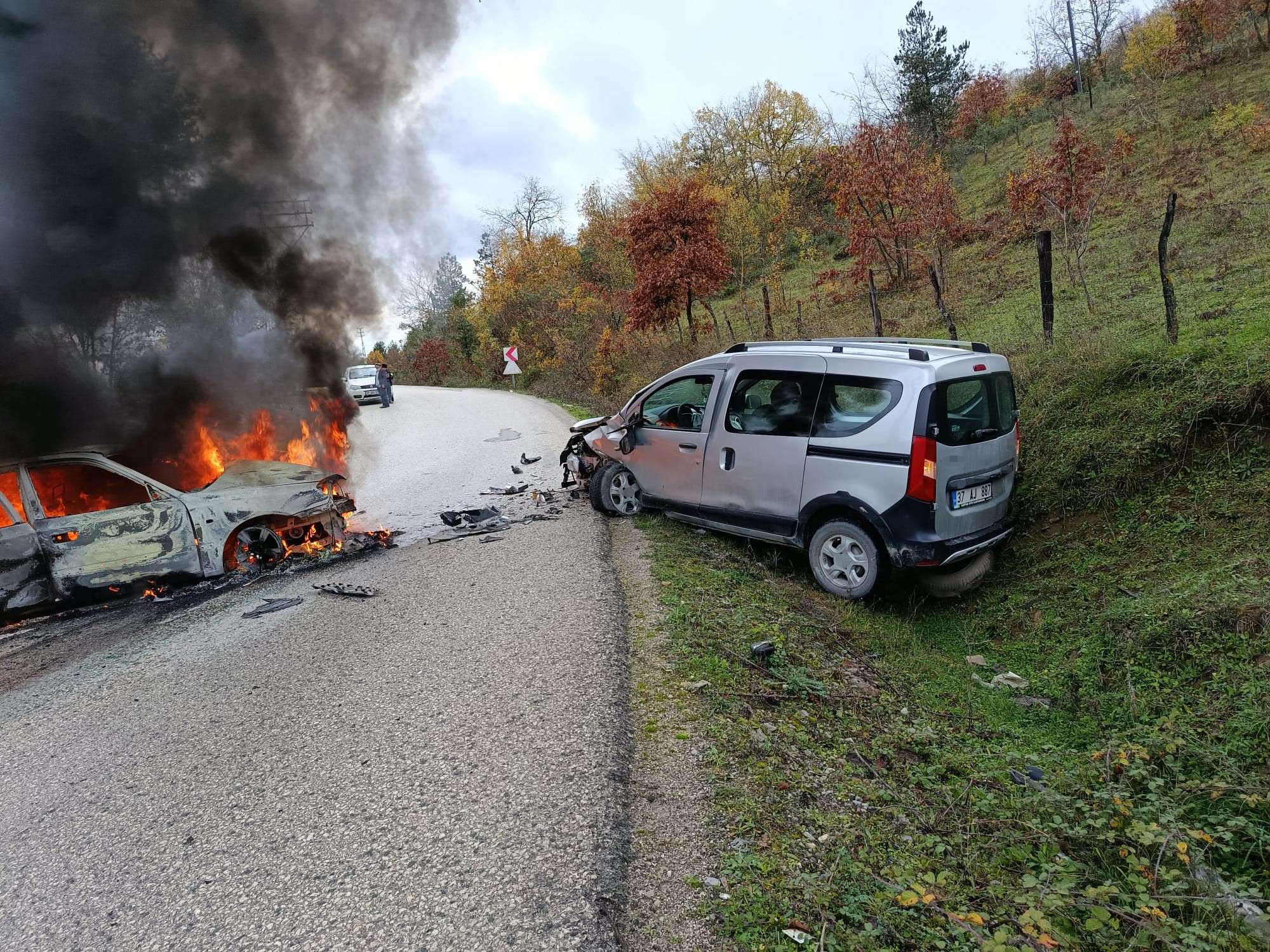 Kastamonu’da Hafif Ticari Araç Ile Otomobil Çarpıştı 2 Yaralı (2)