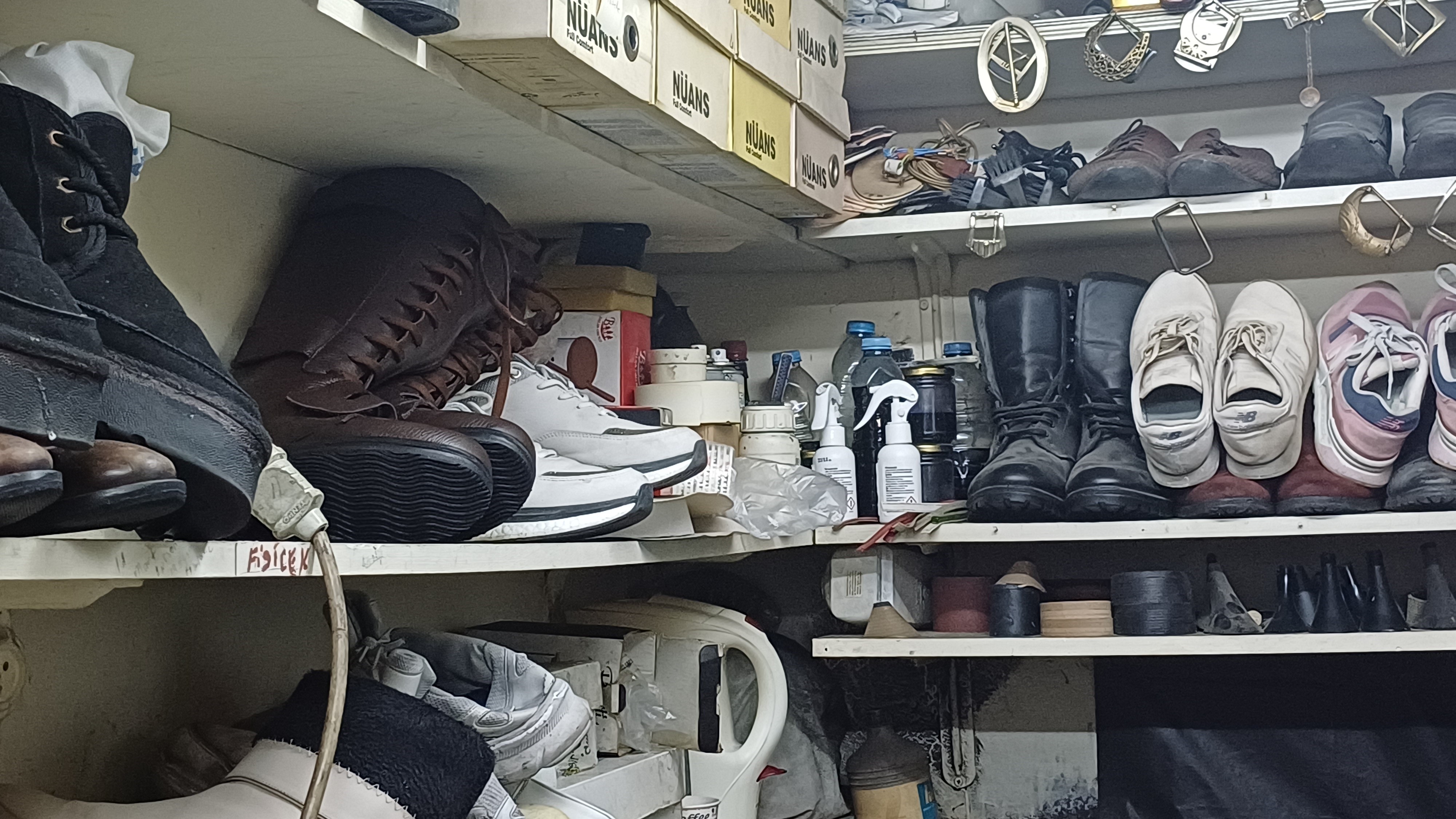 Kayseri’de 27 Yıldır Ayakkabı Tamirciliği Yapan Mehmet Uzboyalı, Kışın Ayakları Sıcak Tutmak Için Ayakkabı Seçiminde Dikkat Edilmesi Gerekenleri Anlattı (1)