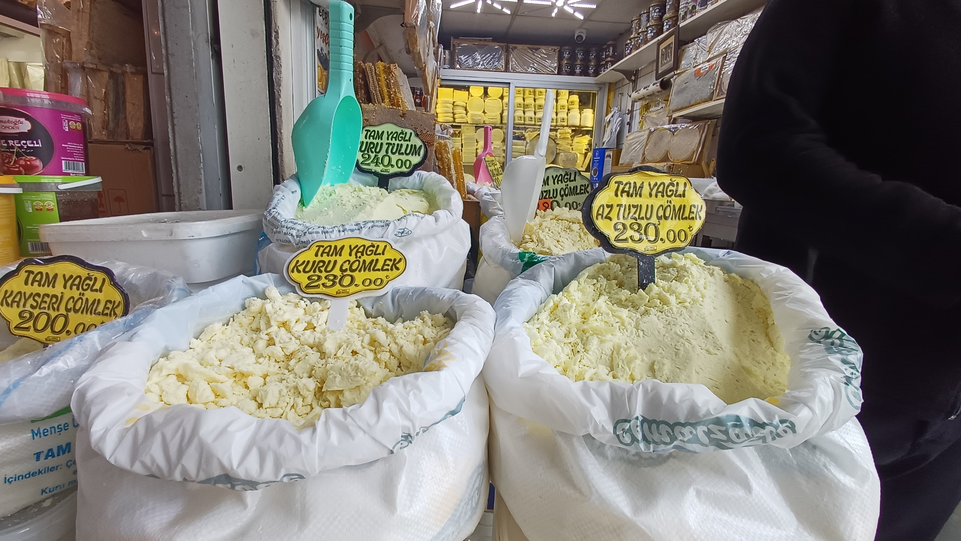 Kayseri’de Üç Kuşaktır Peynir Satıcılığı Yapan Mehmet Denk, Kaliteli Peynirin Tadı, Kokusu Ve Yapısıyla Nasıl Ayırt Edileceğini Anlattı (1)