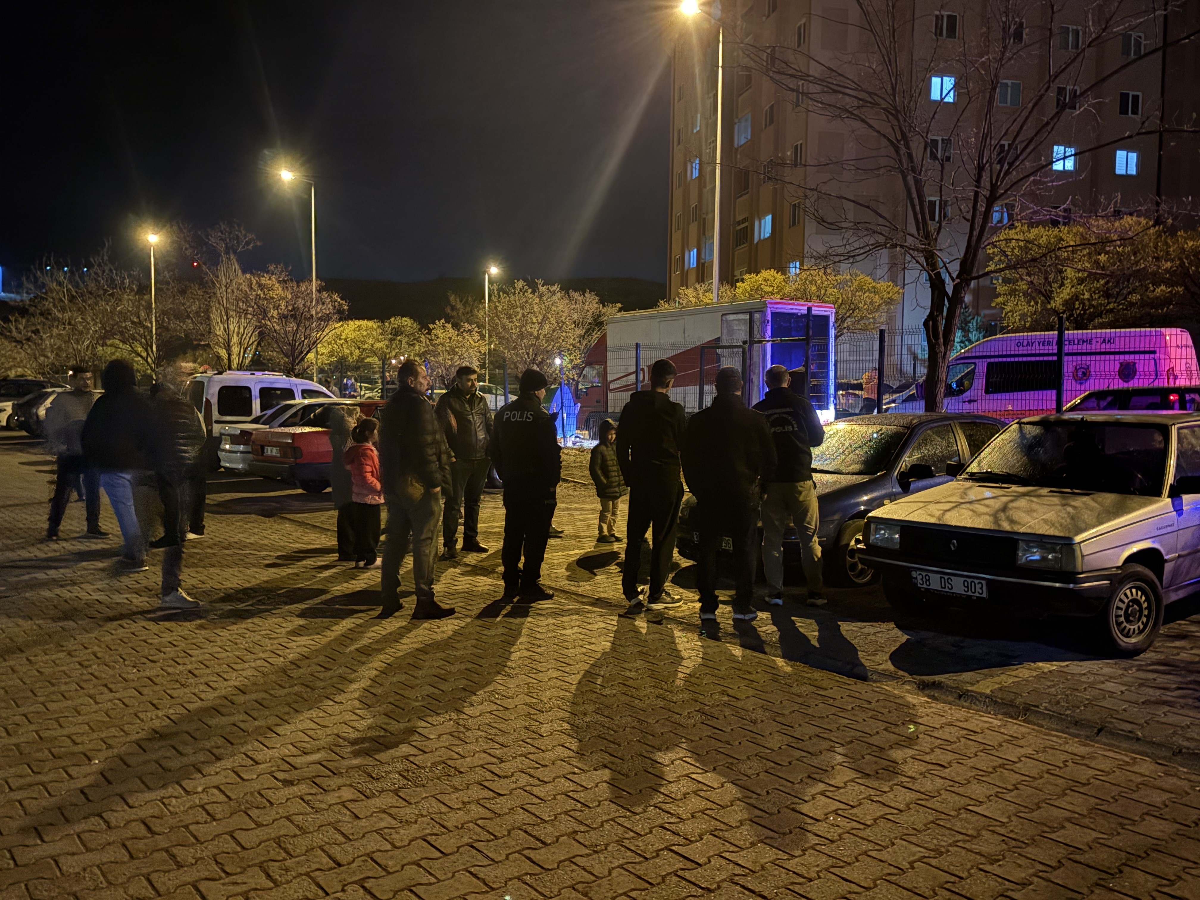 Kayseri’nin Melikgazi Ilçesinde Kimliği Belirsiz Kişi Veya Kişiler, Aynı Otoparkta Bulunan 5 Otomobilin Lastiğini Bıçakla Kesti. (2)