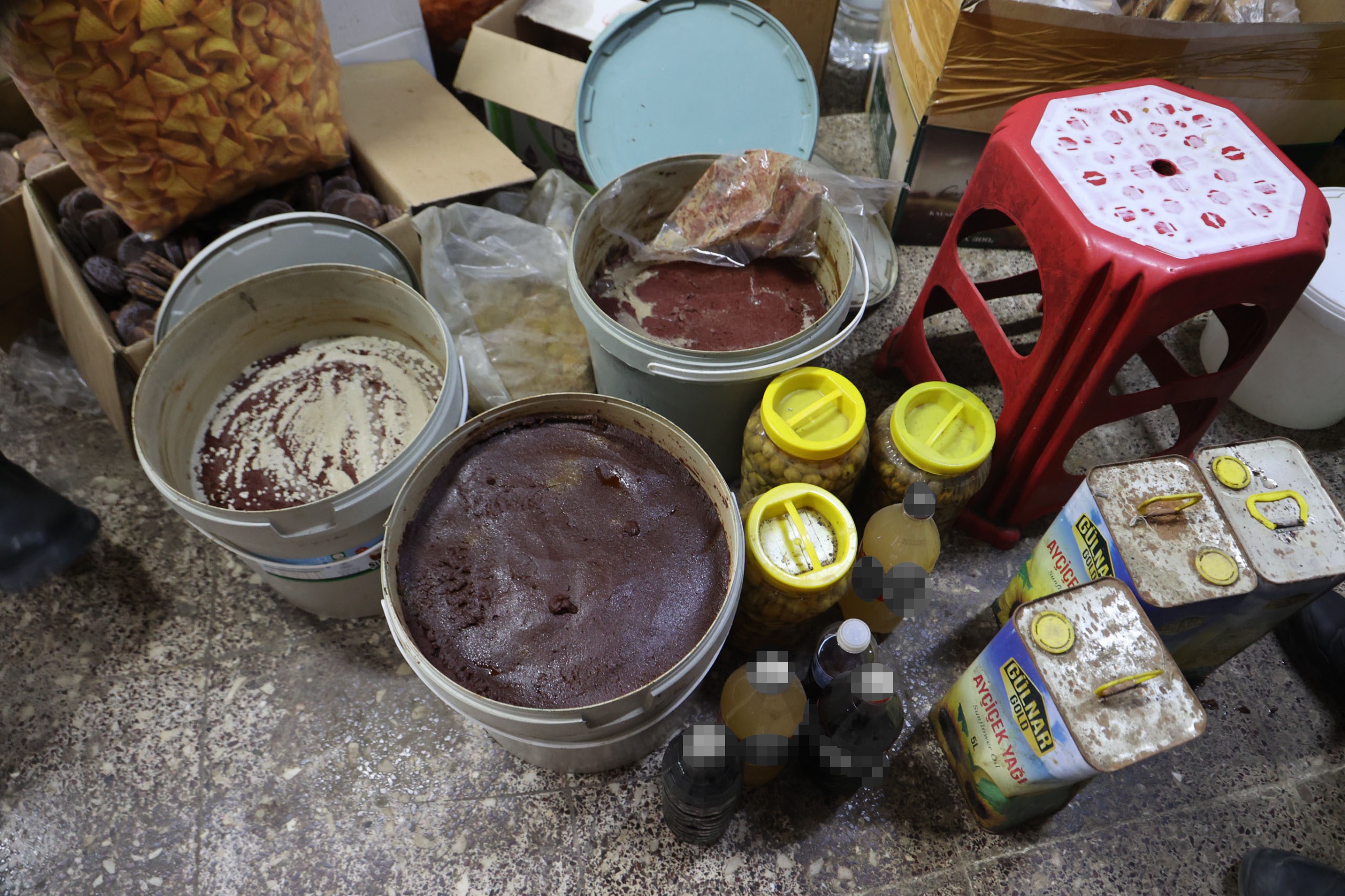 Kilis’te Merdiven Altı Gıda Işletmesine Yapılan Baskında Ölü Fareler Ve Tarihi Geçmiş Ürünler Ele Geçirildi. İşletmeye 2.953 Tl Ceza Uygulandı (1)