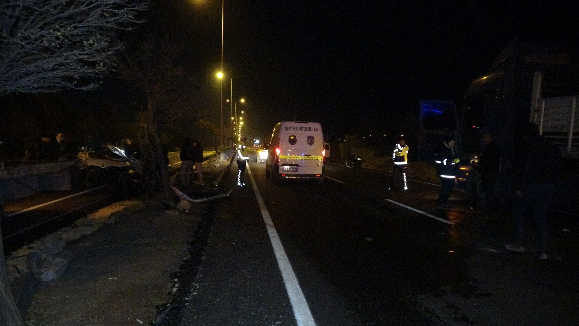 Kilis'te Park Halindeki Tıra Çarpan Otomobilin Sürücüsü Ve Bir Yolcu Yaralandı. Kazada Otomobil Hurdaya Dönerken, 1 Yaralının Hayati Tehlikesi Bulunuyor (1)