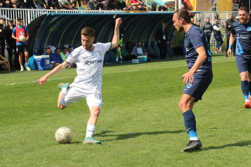 Kocaeli'de Silahlı Saldırı 1'I Futbolcu 3 Yaralı (4)