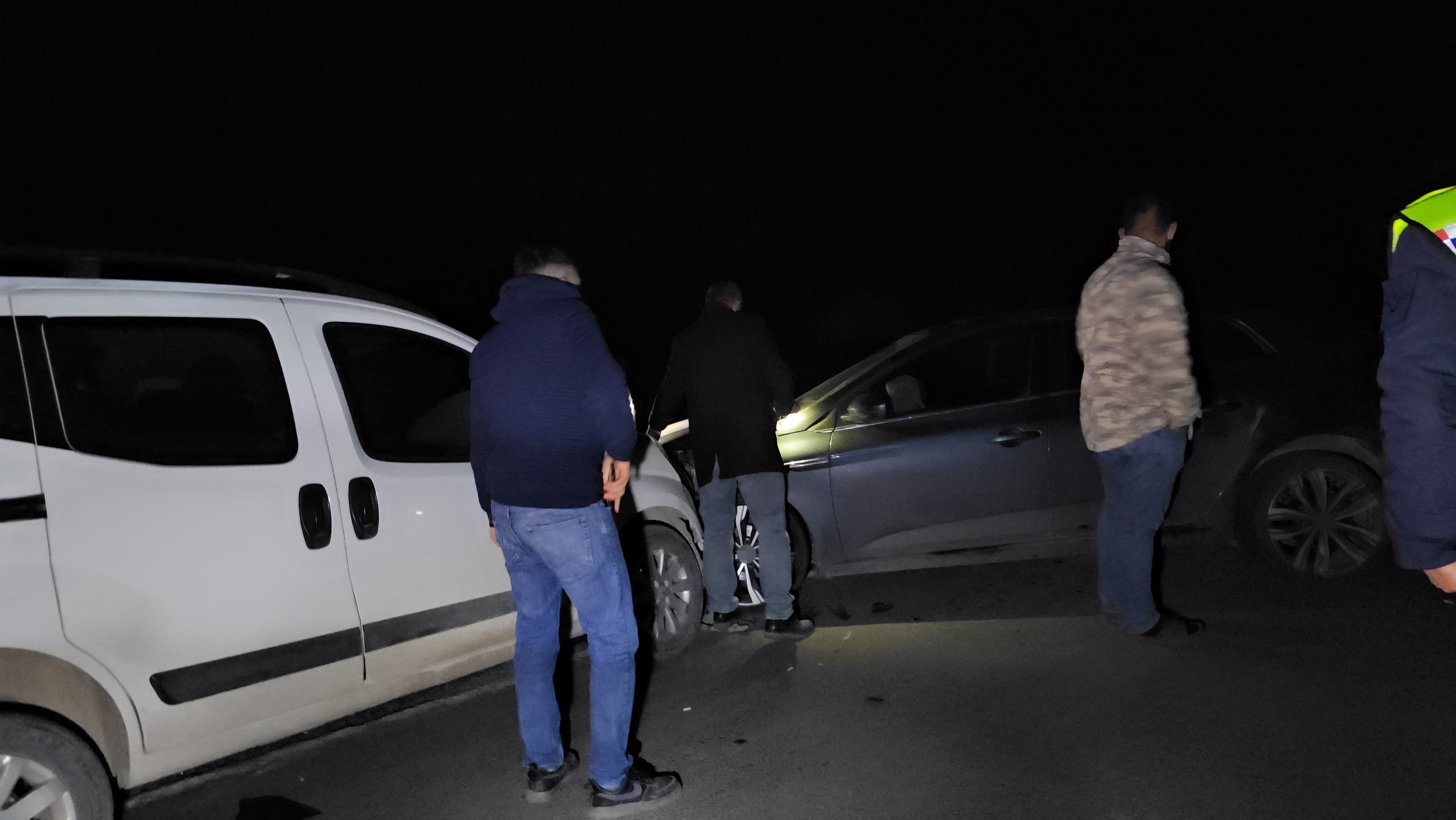 Konya’nın Kulu Ilçesinde Hafif Ticari Araç Ile Otomobilin Çarpıştığı Kazada 8 Kişi Yaralandı. Yaralılar Hastaneye Kaldırıldı (1)