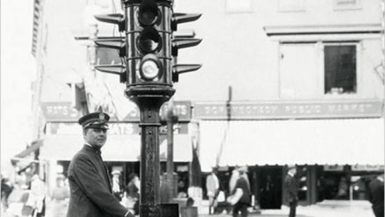 Londra’da İlk Işıklı Trafik Lambası Yandı