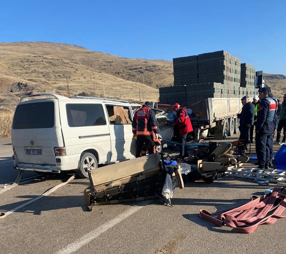 Malatya'da Tır Ile Minibüs Çarpıştı! 3 Ölü F (1)