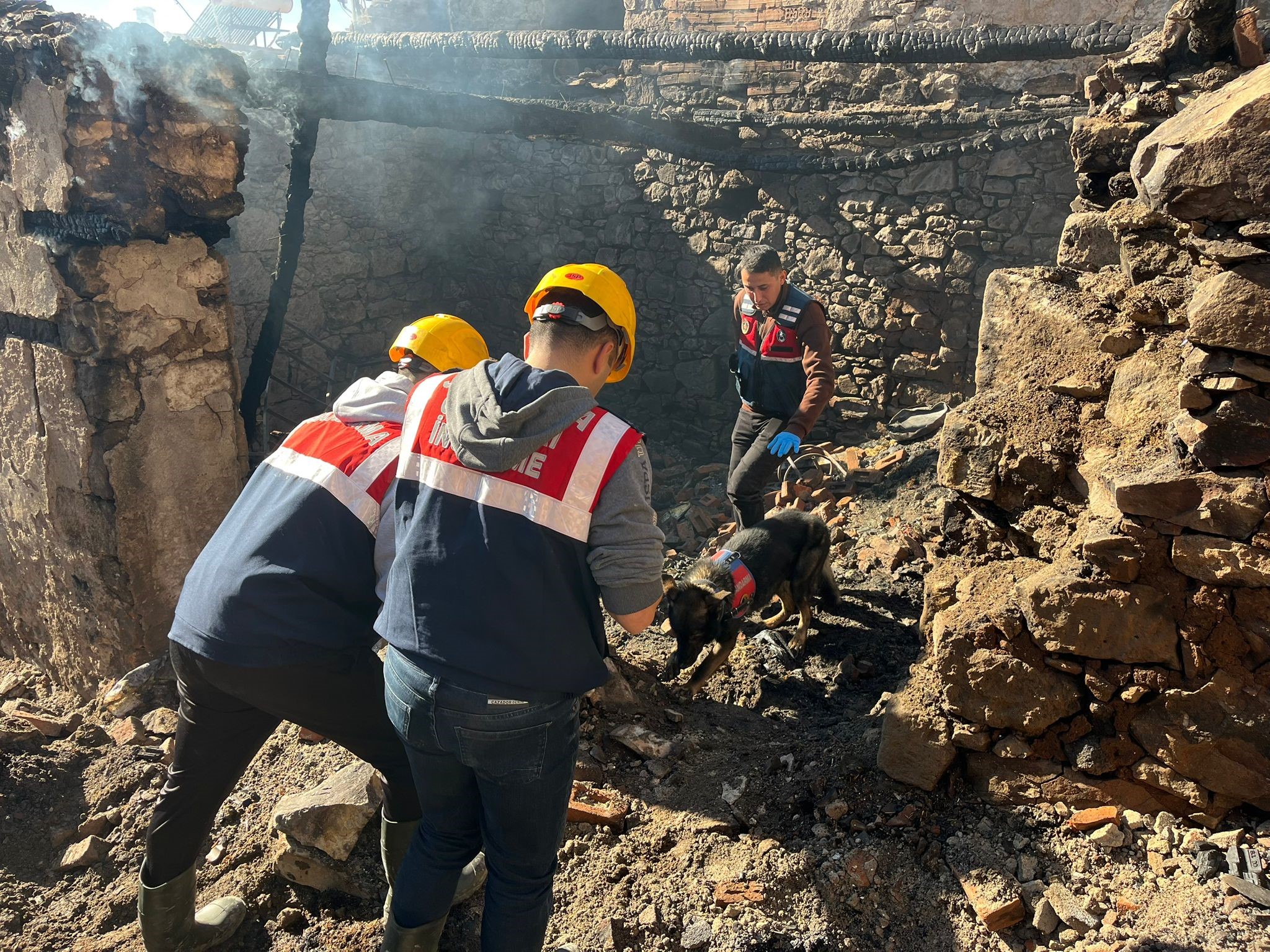 Manisa’nın Gördes Ilçesinde Gece Saatlerinde Çıkan Yangın Faciaya Yol Açtı. Evciller Mahallesi’nde Bir Evde Başlayan Yangın, Kısa Sürede Büyüyerek Çevredeki 5 Eve Daha Sıçradı. Yangında 1 Kişi Hayatını Kaybederken, 2 Ki