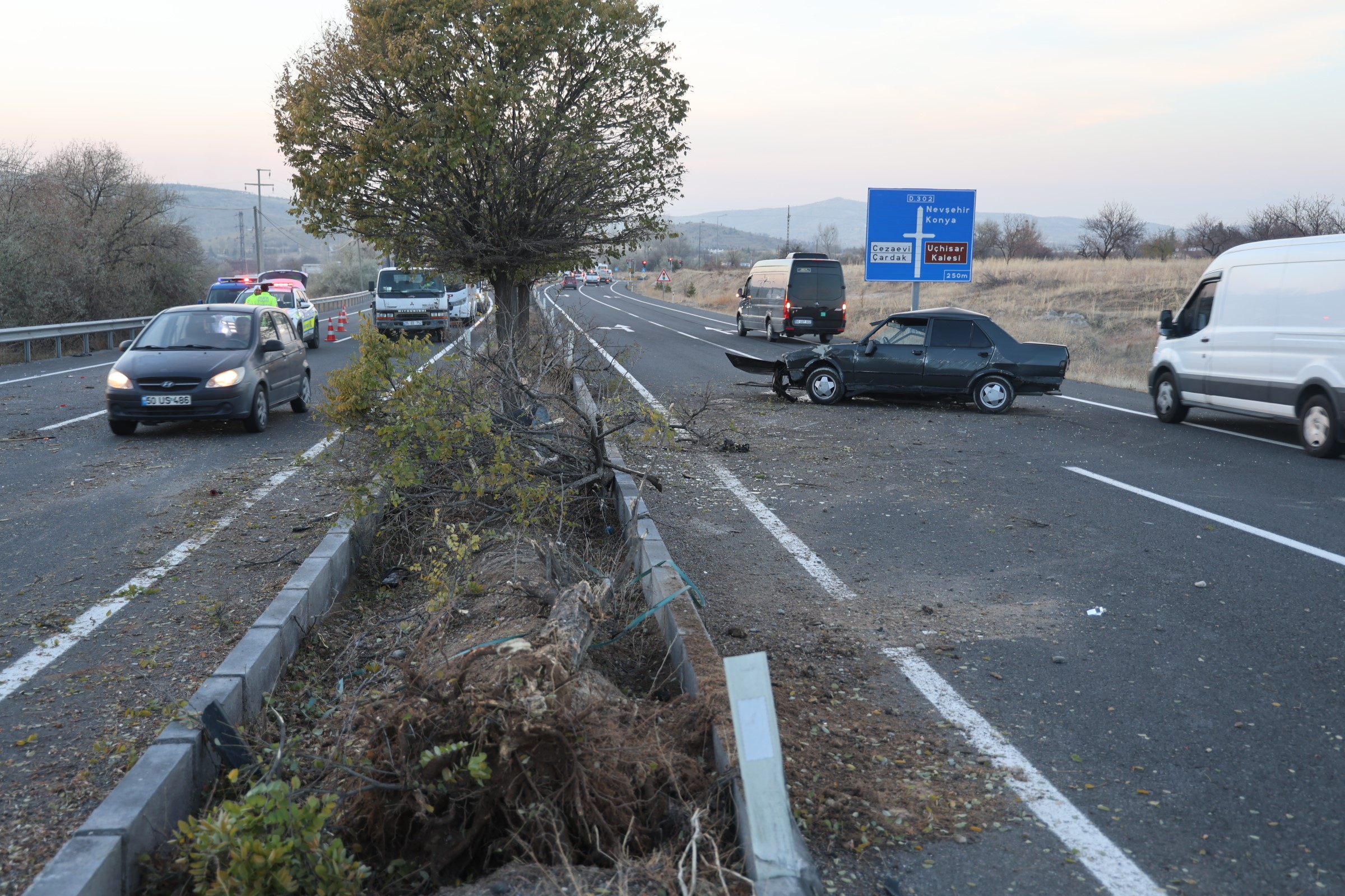 Nevşehir’de Kontrolden Çıkan Otomobil Refüje Ve 4 Ağaca Çarpıp Takla Attı. Sürücü Ağır Yaralandı, Yol Trafiğe Kontrollü Açıldı. Olayla Ilgili Soruşturma Sürüyor (1)