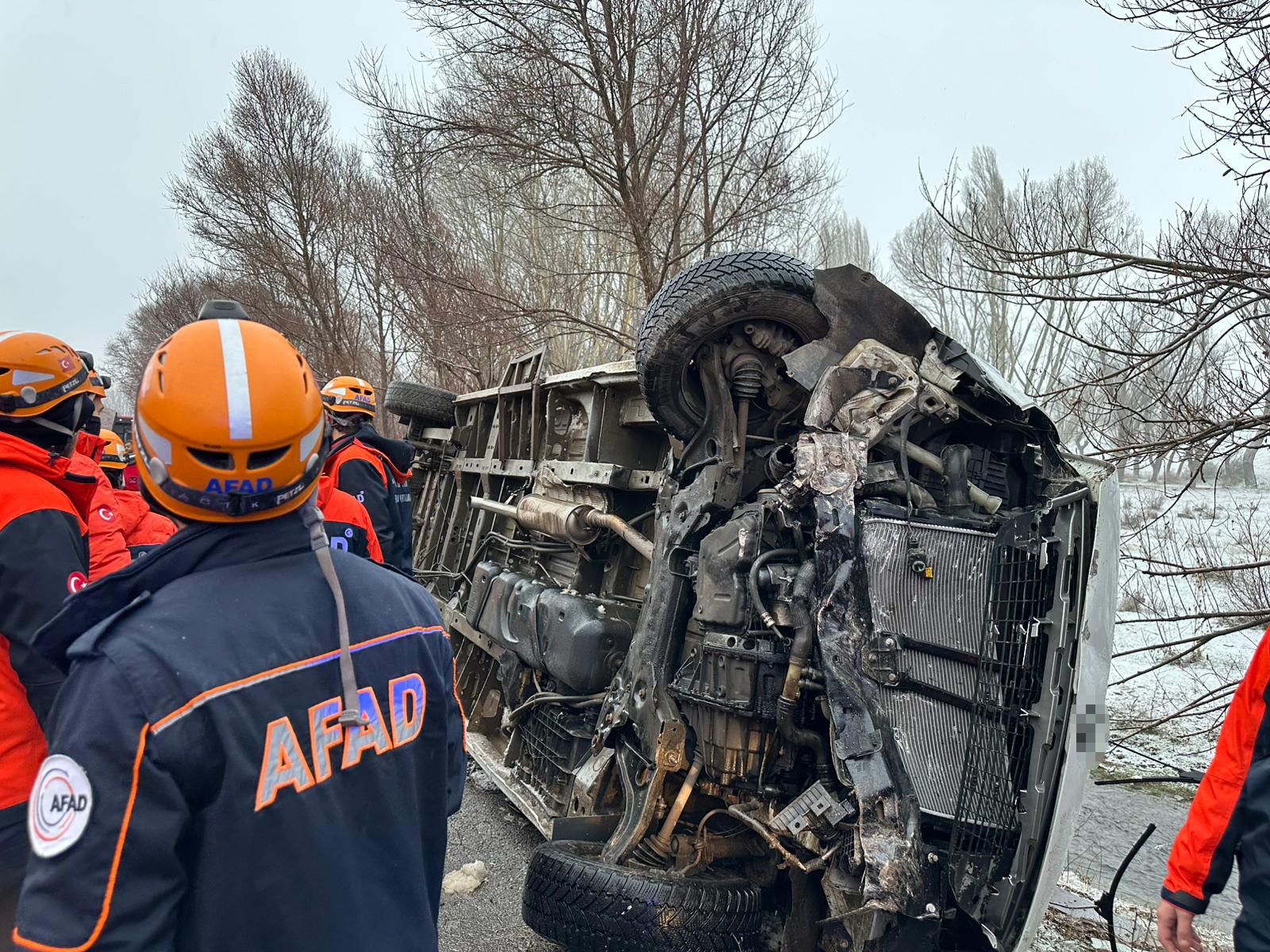 Okul Servisi Yan Yattı, 14'Ü Öğrenci 15 Kişi Yaralandı (1)