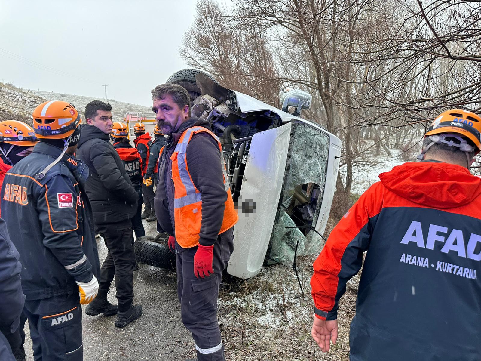 Okul Servisi Yan Yattı, 14'Ü Öğrenci 15 Kişi Yaralandı (3)