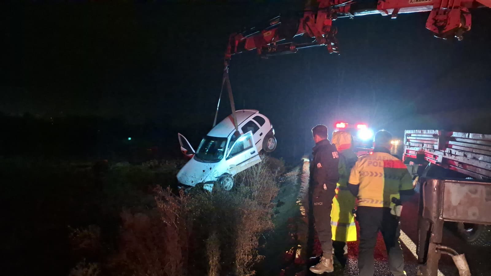 Otomobil Tarlaya Uçtu, Ekipler Yaralı Için Seferber Oldu (3)