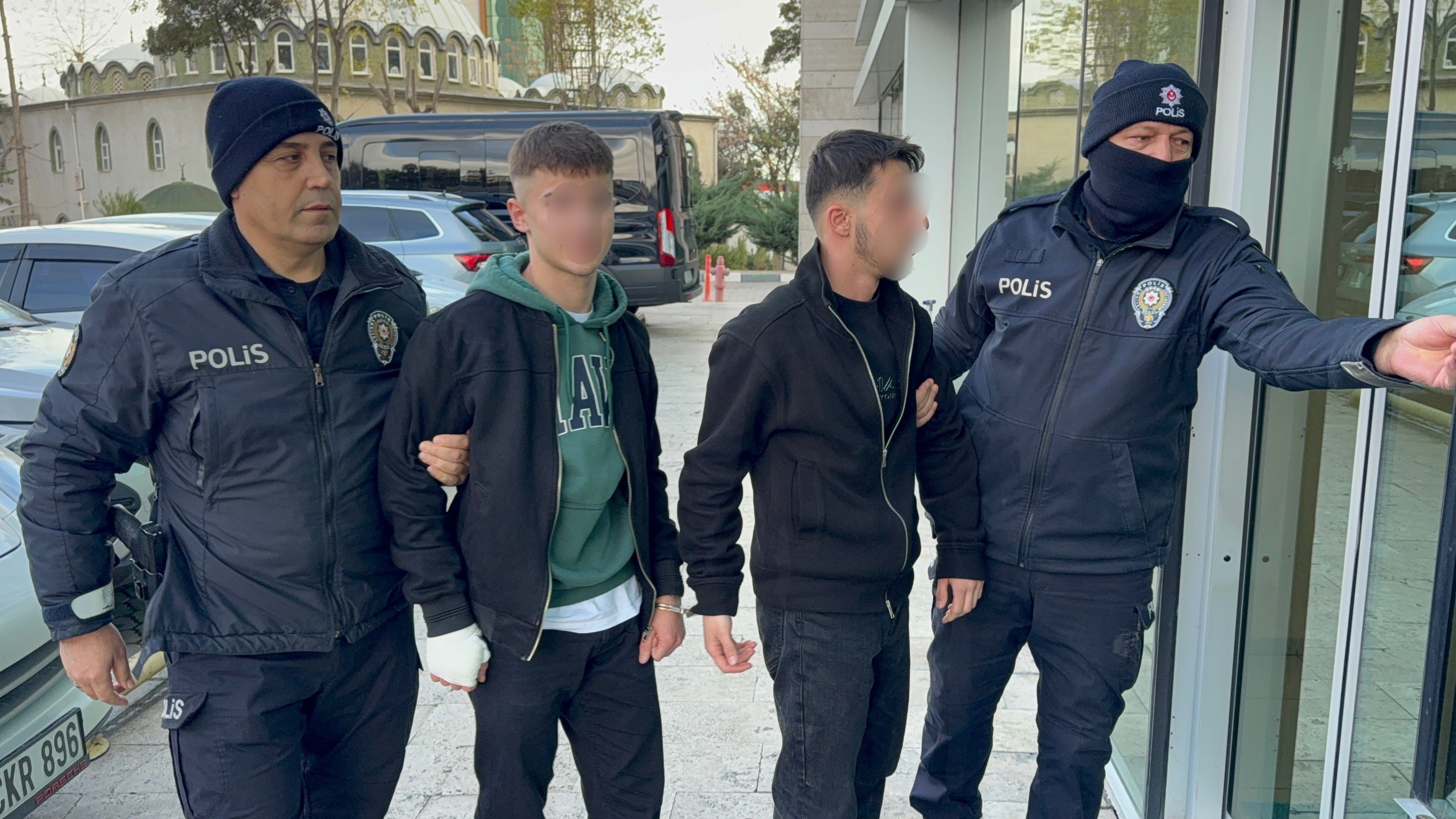 Samsun Atakum’da Çıkan Bıçaklı Kavgada 3 Kişi Yaralandı, Gözaltına Alınan 2 Şüpheli Tutuklandı (2)