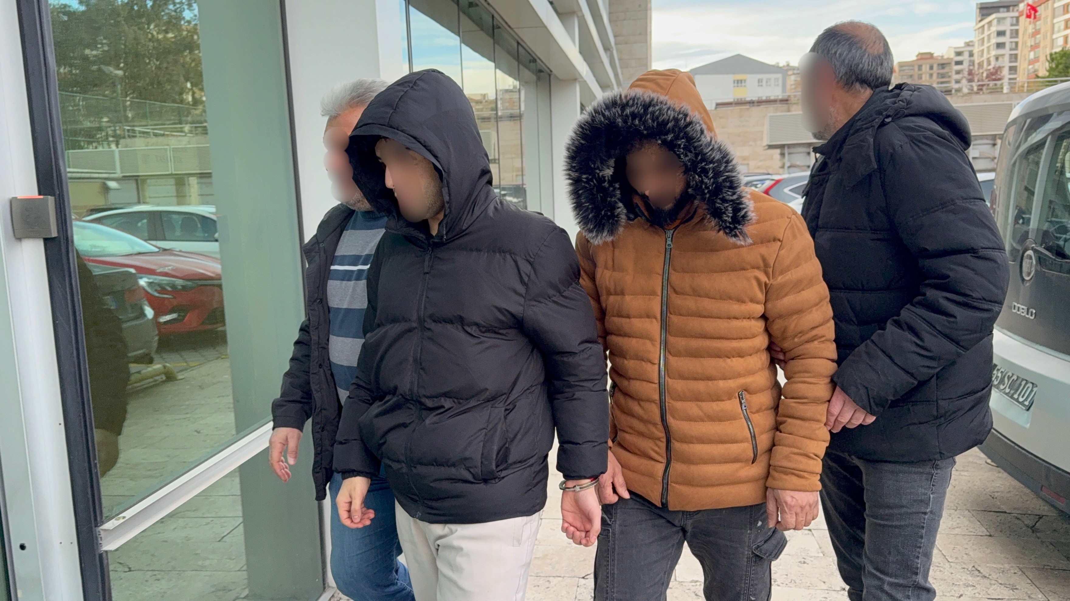 Samsun’da Deaş’a Yönelik Operasyonda Irak Uyruklu 4 Şüpheli Gözaltına Alındı, Şüpheliler Samsun Adliyesi’ne Sevk Edildi (1)