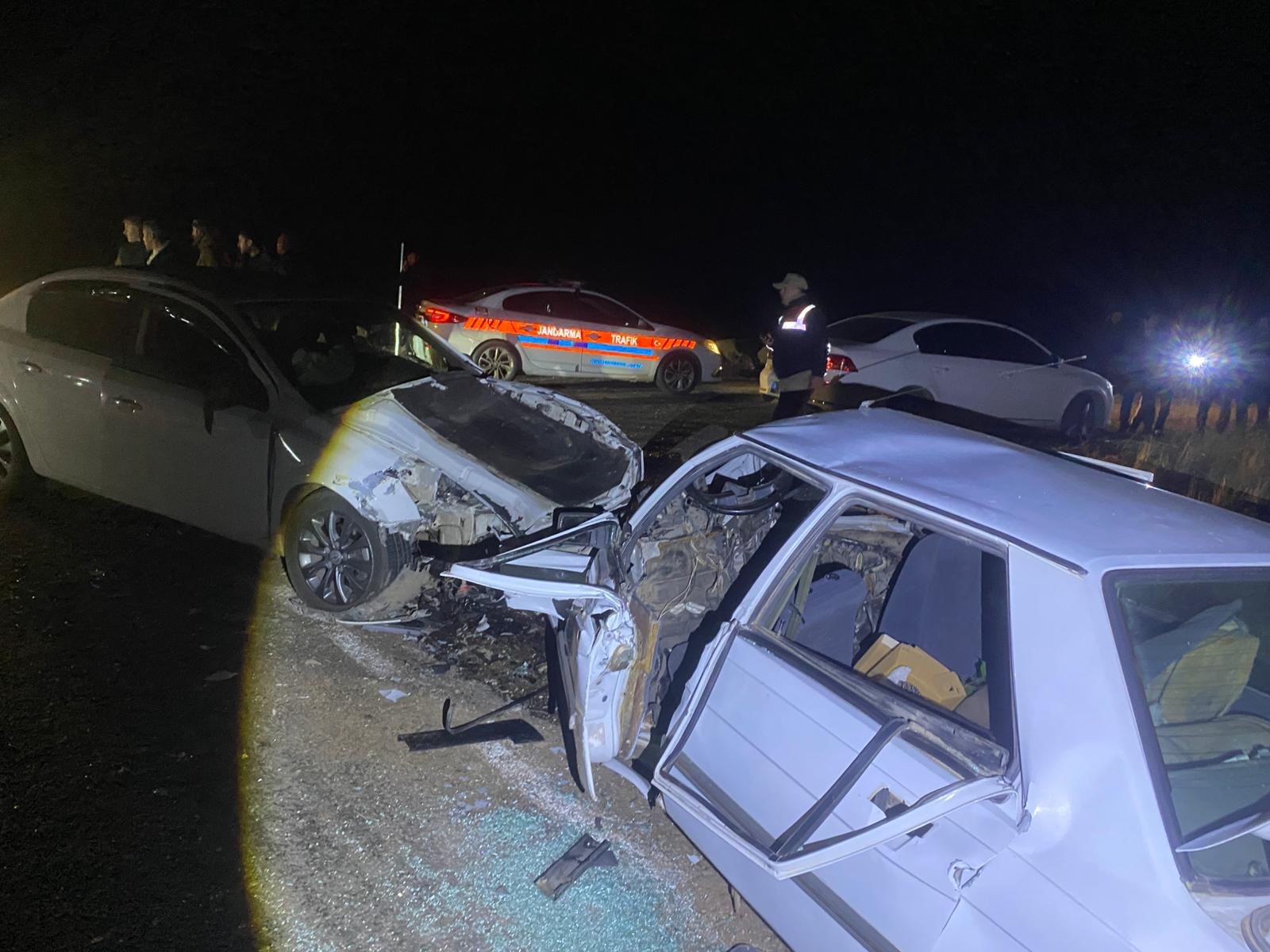 Şanlıurfa Siverek'te Iki Otomobilin Kafa Kafaya Çarpması Sonucu 7 Kişi Yaralandı. 2’Si Ağır Yaralı, Kazayla Ilgili Inceleme Başlatıldı (2)