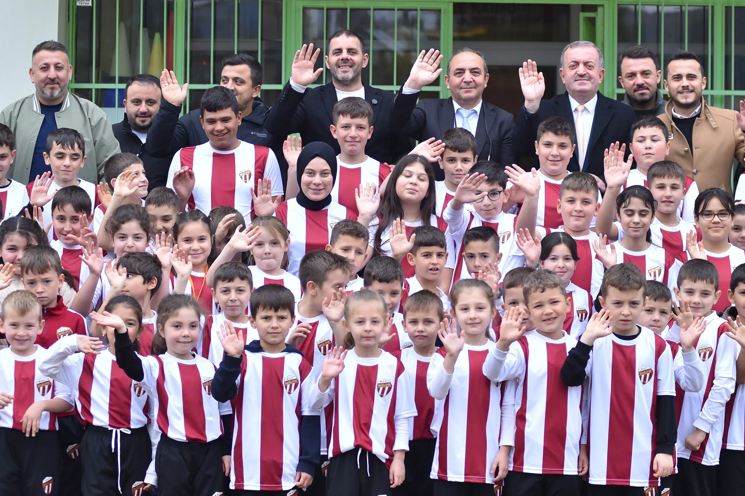 Sedat Ve Ahmet Cinci Kardeşlerden 94 Öğrenciyi Gülümseten Destek (2)