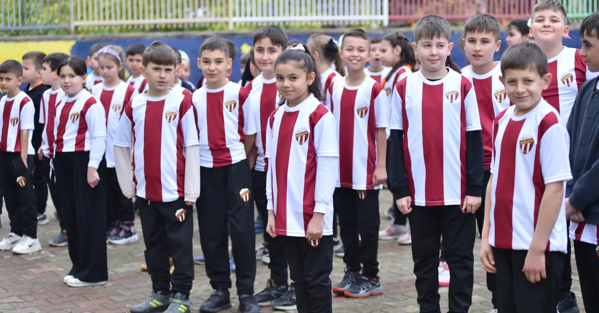 Sedat Ve Ahmet Cinci Kardeşlerden 94 Öğrenciyi Gülümseten Destek (5)