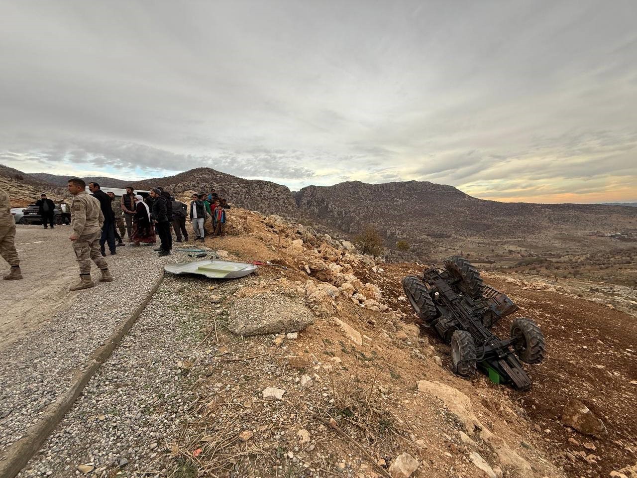 Şırnak Gabar Bölgesinde Fidan Dikimi Sonrası Dönen Işçileri Taşıyan Traktörün Devrilmesi Sonucu 13 Işçi Yaralandı. 5 Işçinin Durumu Ağır. (1)