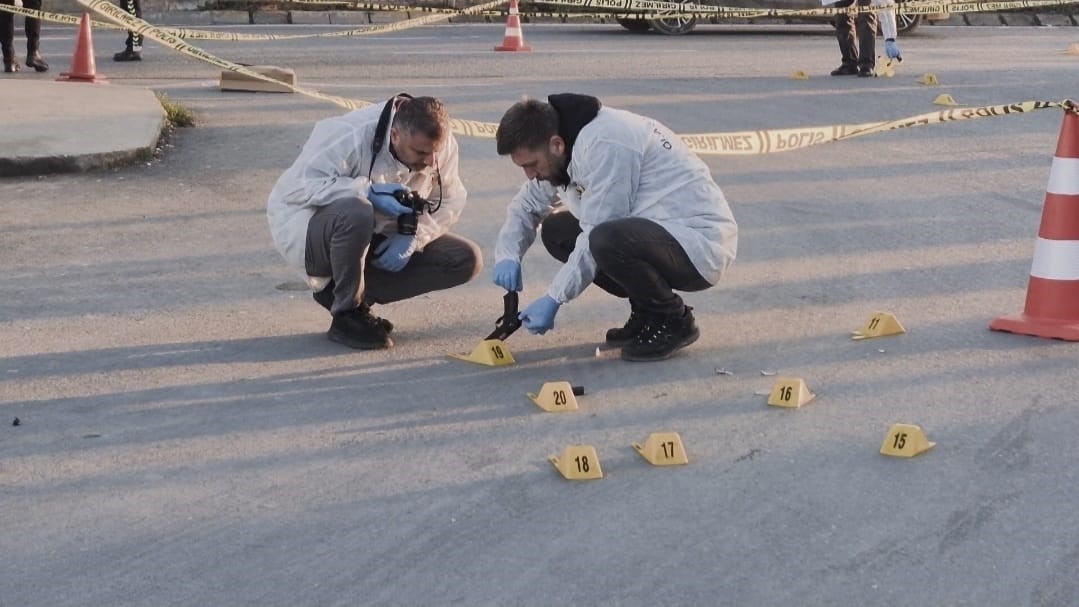 Sultangazi’de Otobüs Durağında Kız Öğrenciye Silahlı Saldırı Düzenlendi, Olayla Ilgisi Olmayan Bir Kişi Yaralandı, Şüpheli Gözaltına Alındı (2)