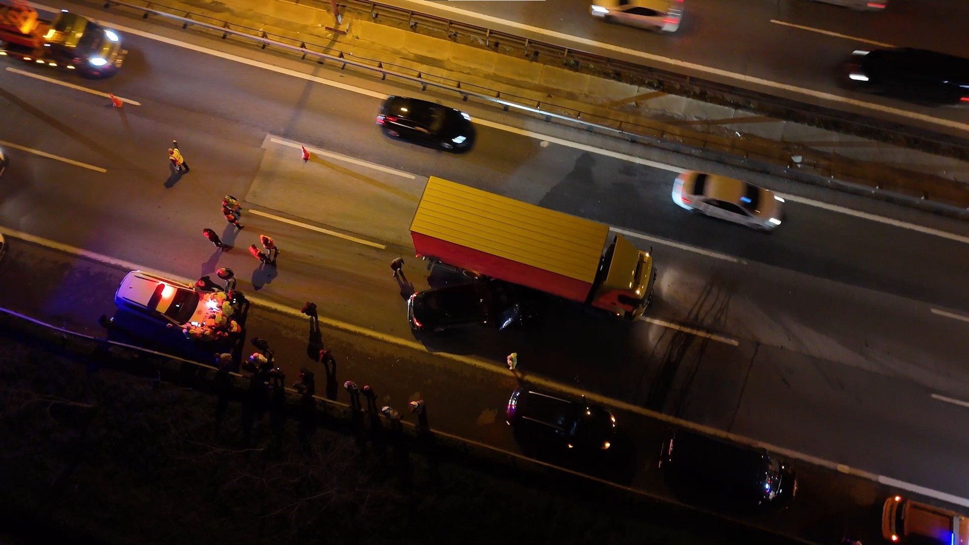 Tem Otoyolu Ankara Istikametinde Bir Otomobilin Çarpıp Kaçmasıyla Başlayan Olay Sultanbeyli’de Zincirleme Kazaya Dönüştü. 2 Kişi Hafif Yaralandı (2)
