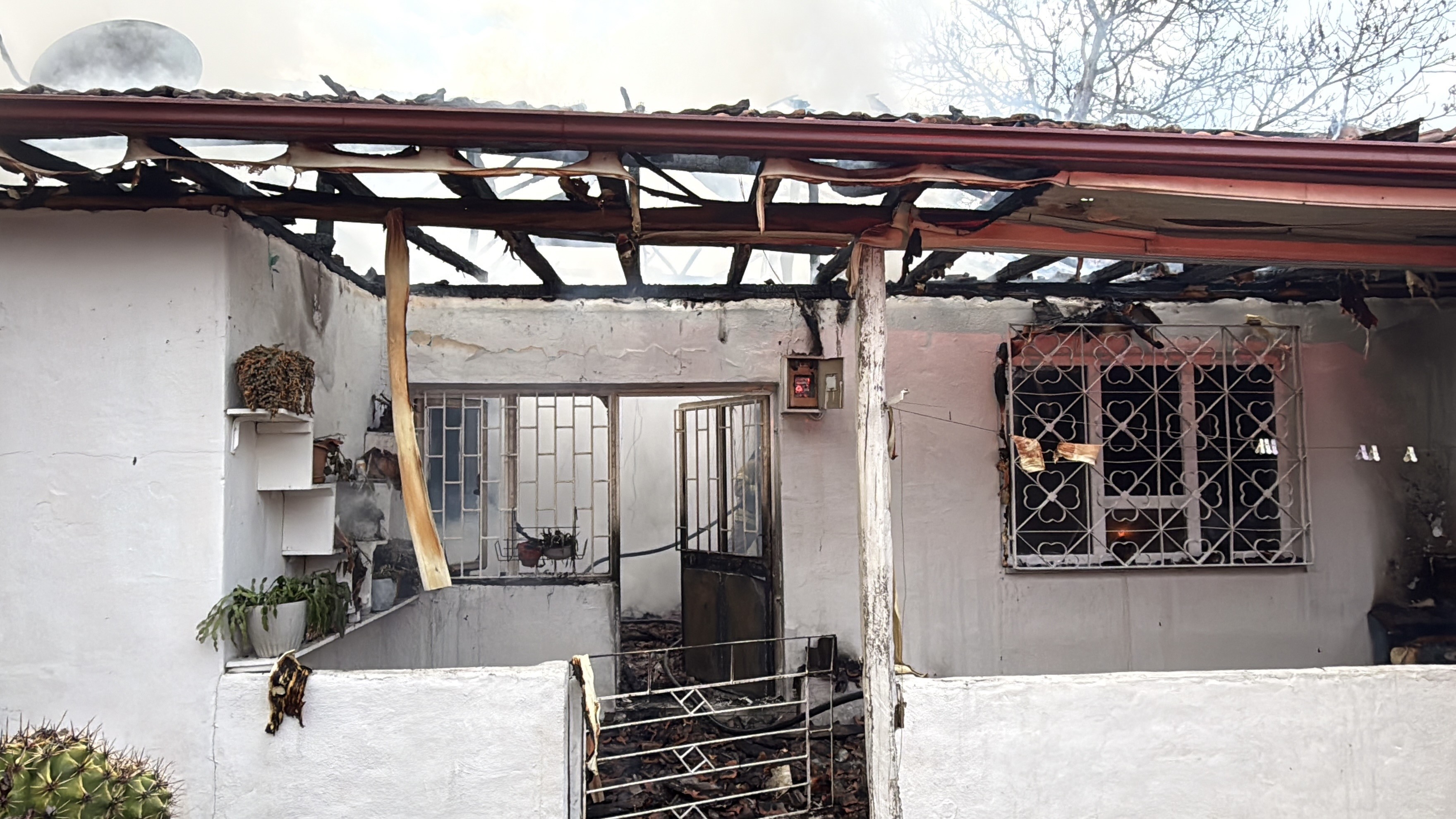 Tokat Erbaa’da Tek Katlı Bir Evde Çıkan Yangın Itfaiye Ekiplerince Söndürüldü. Yaralananın Olmadığı Olayda Ev Kullanılamaz Hale Geldi (1)