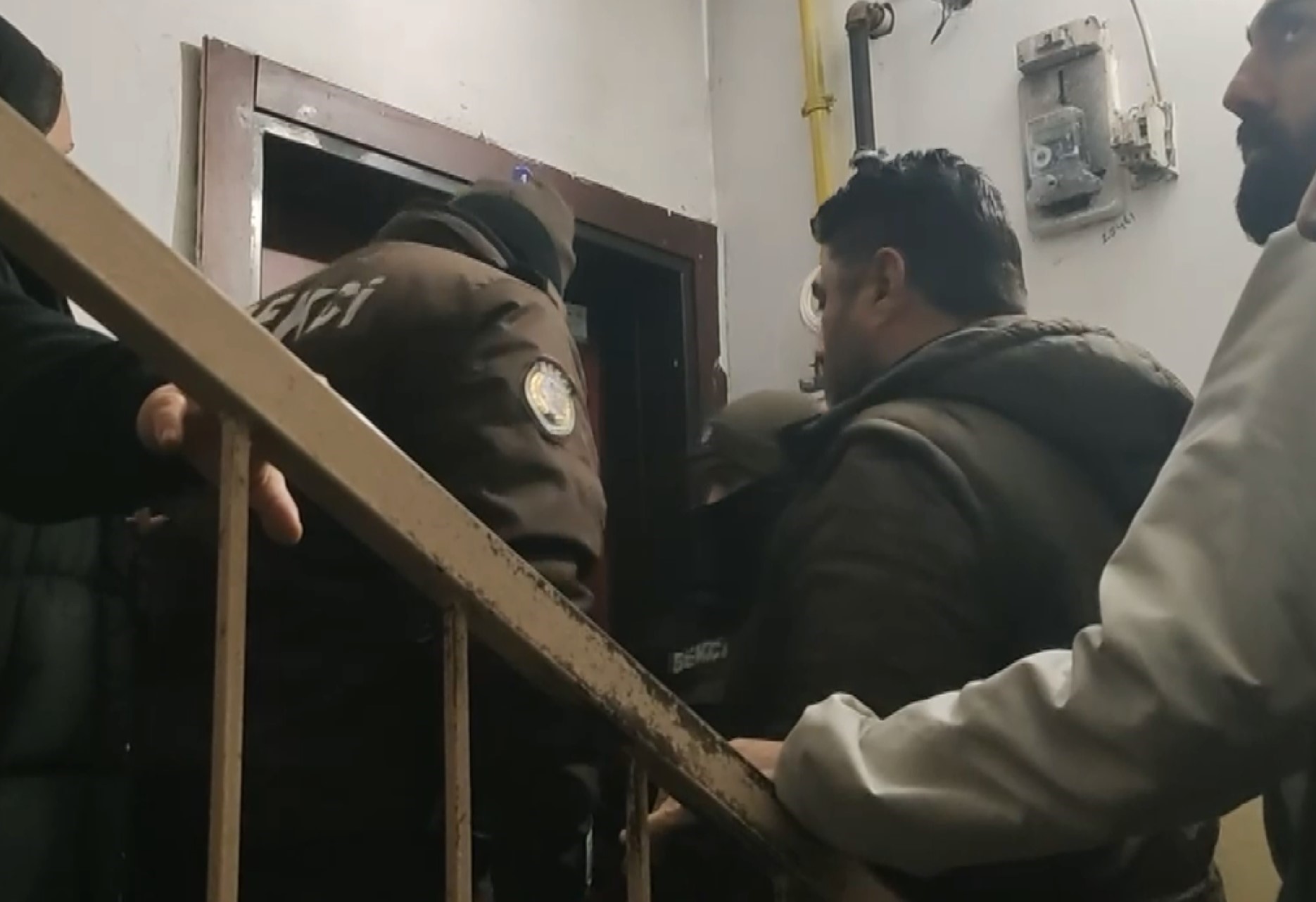 Üçüncü Kattan Ikinci Katın Balkonuna Düşen Çocuk Ağır Yaralandı (2)