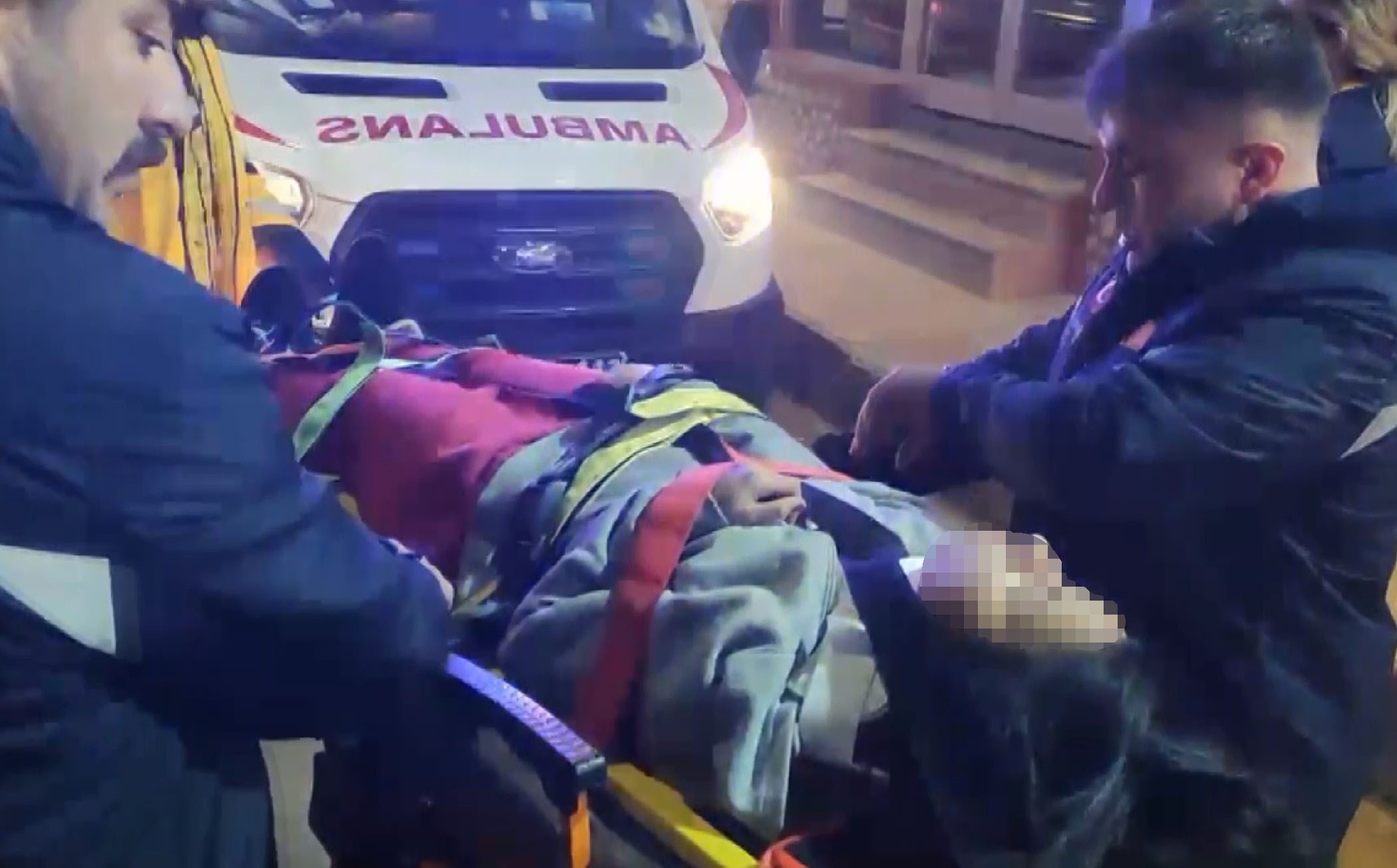 Üçüncü Kattan Ikinci Katın Balkonuna Düşen Çocuk Ağır Yaralandı (3)