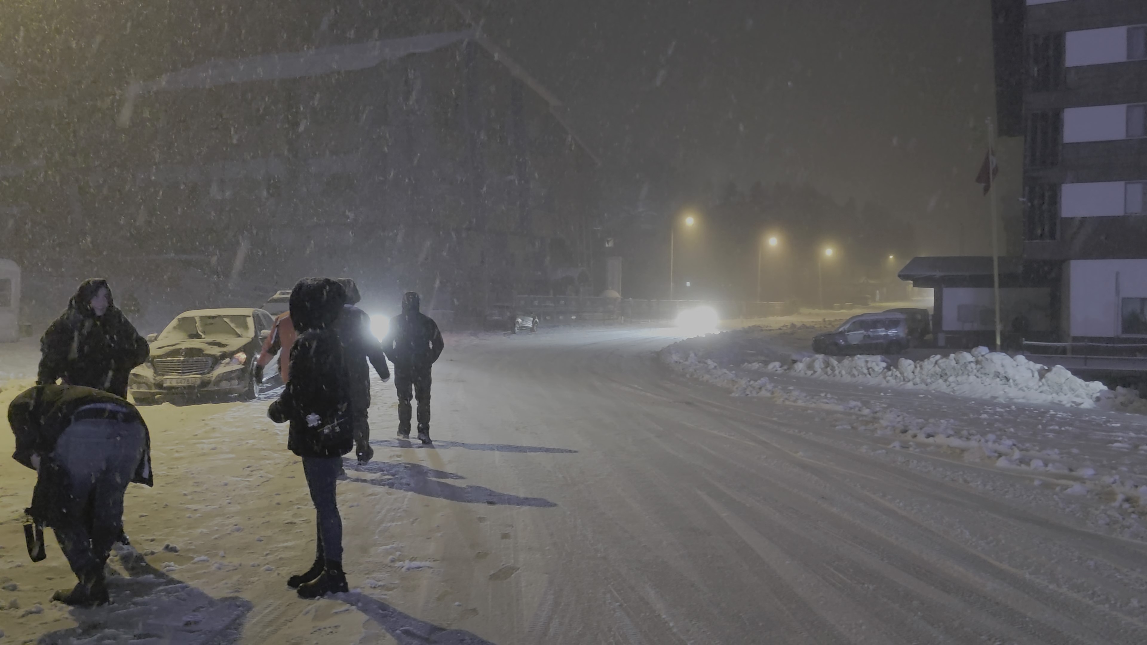 Uludağ’da Etkisini Artıran Yoğun Kar Yağışı Nedeniyle Ulaşımda Aksamalar Yaşandı. Jandarma, Kar Lastiği Olmayan Araçların Zirveye Çıkışına Izin Vermiyor (2)