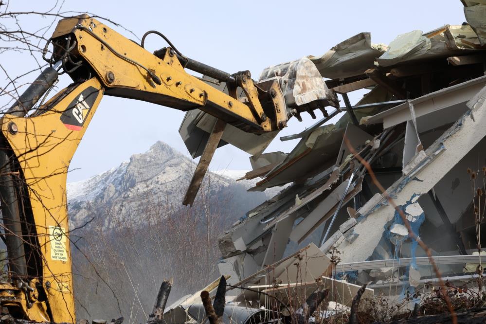 Uludağ’ın Güzelliklerini Mahveden Yapılar Yerle Bir Edildi (1)