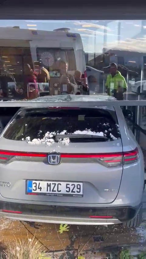 Ünlü Sanatçı Cahit Berkay, Esenyurt’ta Kullandığı Otomobille Restorana Girdi (1)