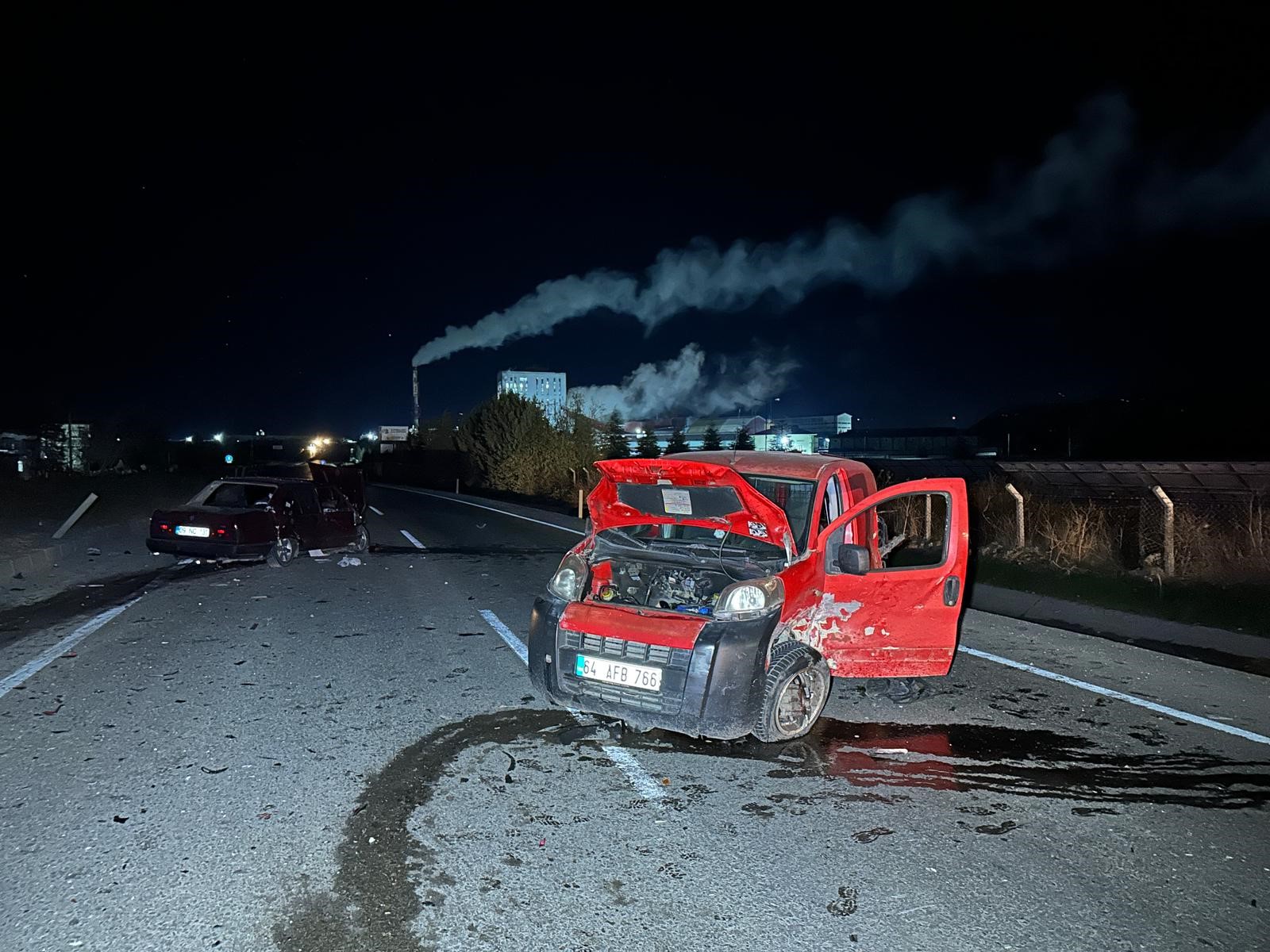 Uşak’ta Otomobil Ile Hafif Ticari Aracın Çarpışması Sonucu Meydana Gelen Trafik Kazasında 6 Kişi Yaralandı (1)