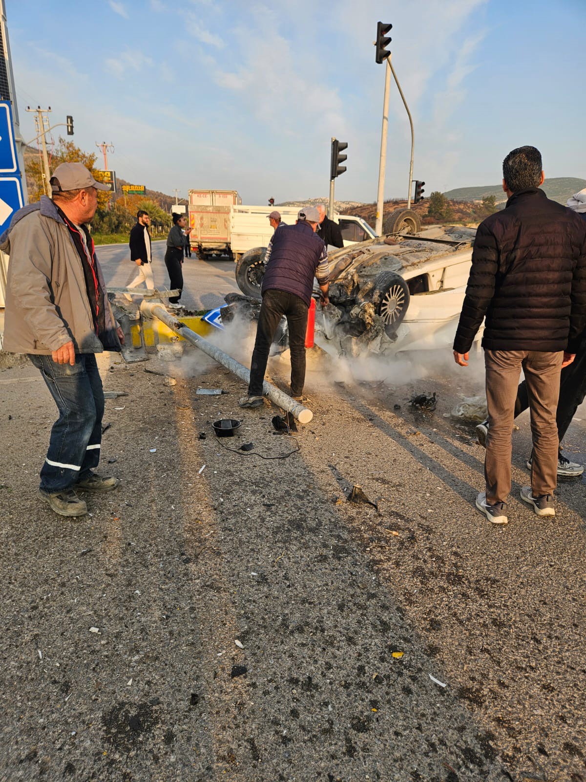 Zmir’in Menemen Ilçesinde, Kontrolden Çıkan Otomobilin Takla Atarak Hurdaya Dönmesi Sonucu Gelin Ve Kaynana Yaralandı. Yaralıların Hayati Tehlikesi Bulunmadığı Öğrenildi (2)
