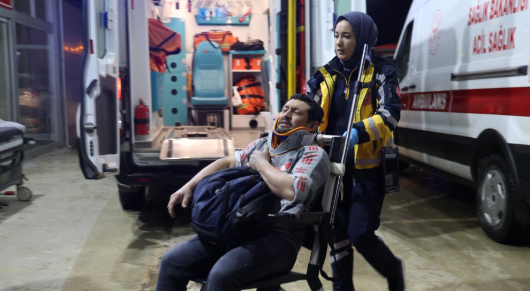 Adana'da Fabrika Işçilerini Taşıyan Minibüs Devrildi! 13 Yaralı (3)