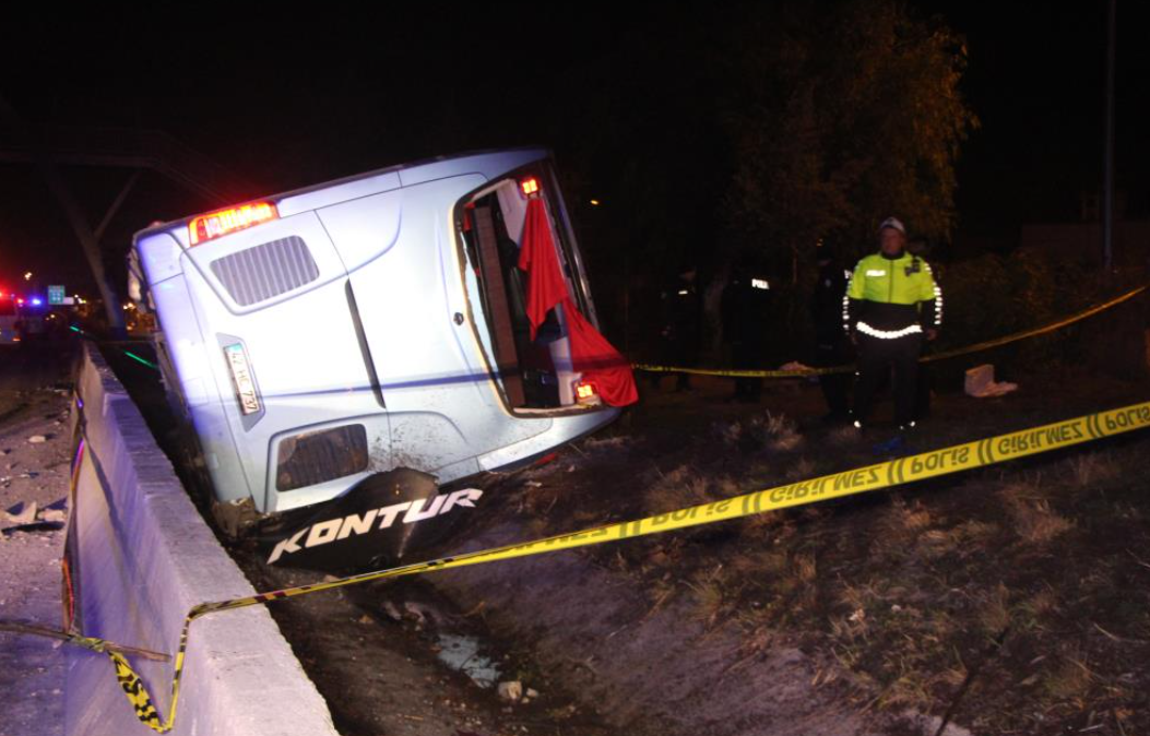 Adana’da Yolcu Otobüsü Devrildi 8 Yaralı (2)-1