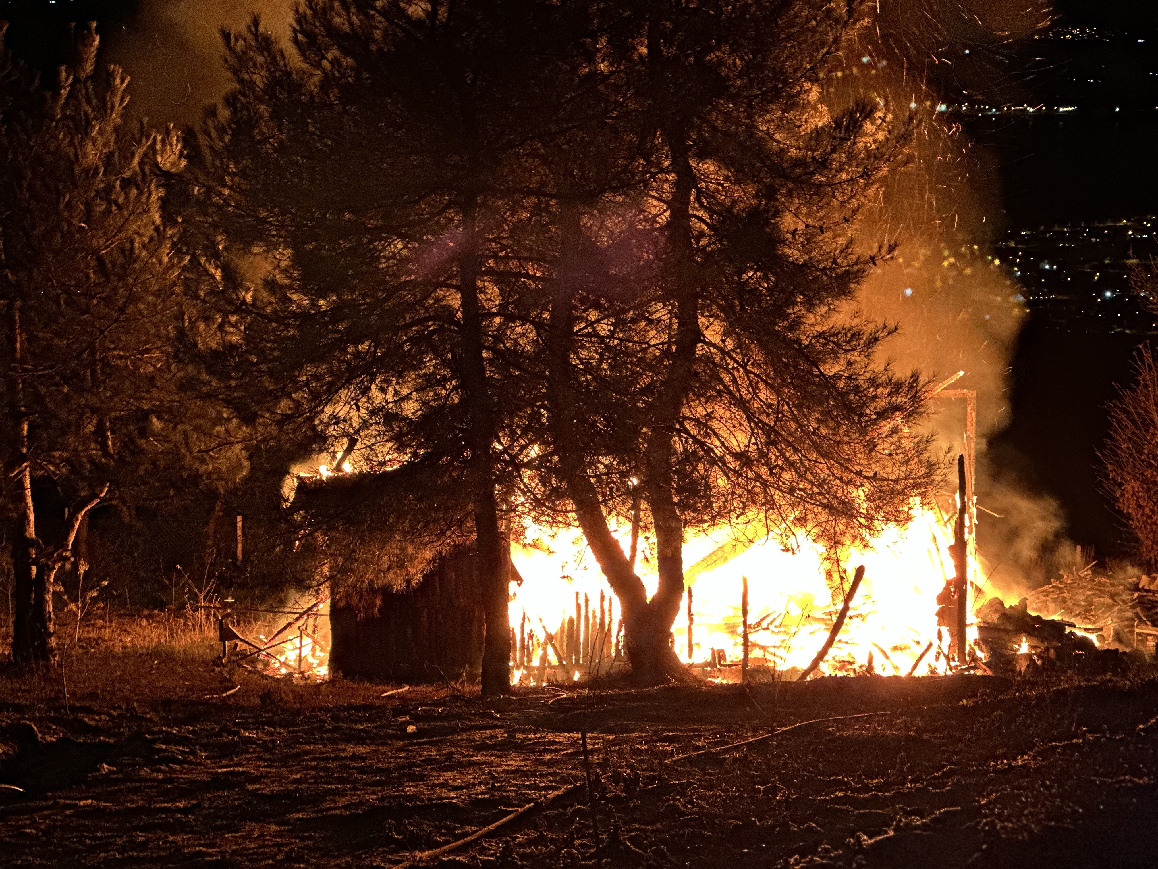 Ahşap Ev Alevlere Teslim Oldu