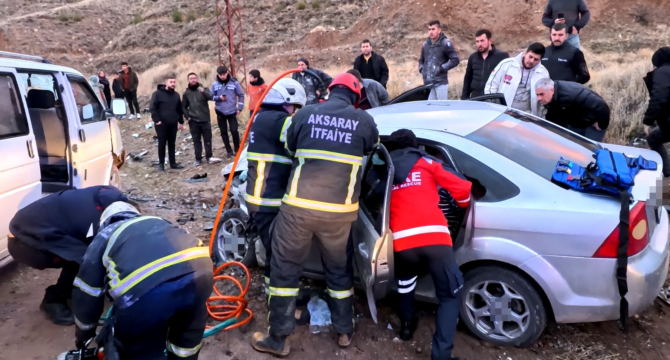 Aksaray'da Minibüs Ile Otomobil Kafa Kafaya Çarpıştı! 6 Yaralı (2)