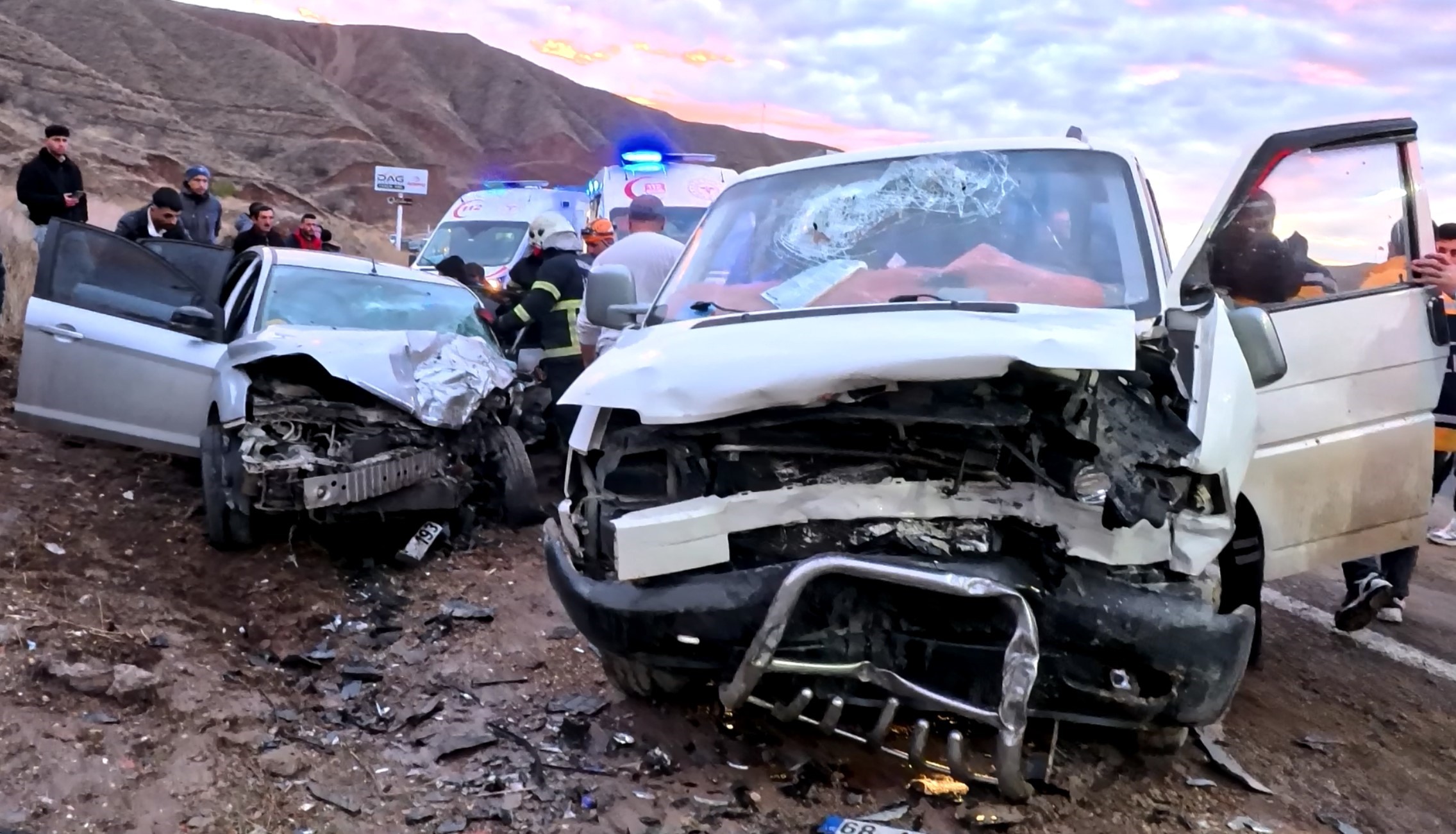 Aksaray'da Minibüs Ile Otomobil Kafa Kafaya Çarpıştı! 6 Yaralı (5)