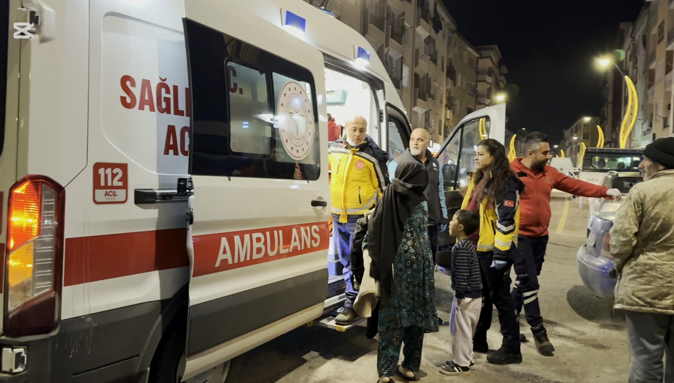 Aksaray’da Yolun Karşısına Geçmeye Çalışan 5 Yaşındaki Çocuğa Otomobil Çarptı. Yaralı Çocuk Hastaneye Kaldırılırken, Sürücü Polis Merkezine Götürüldü (2)