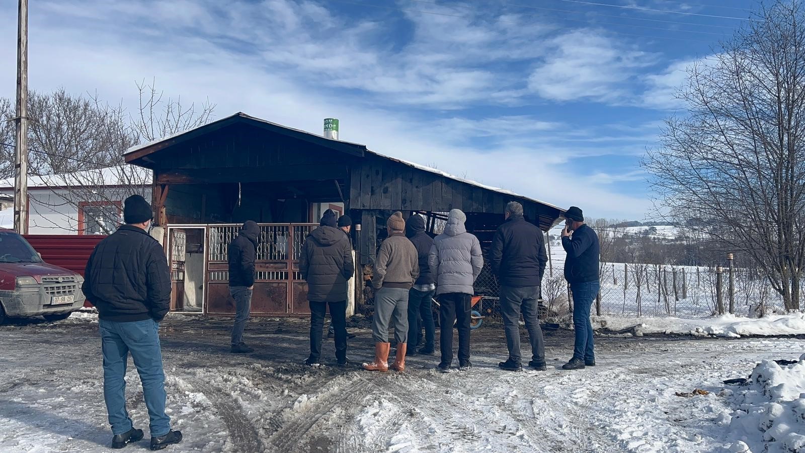 Alevlere Teslim Olan Minibüsünü Izlerken Kalbine Yenik Düştü (4)