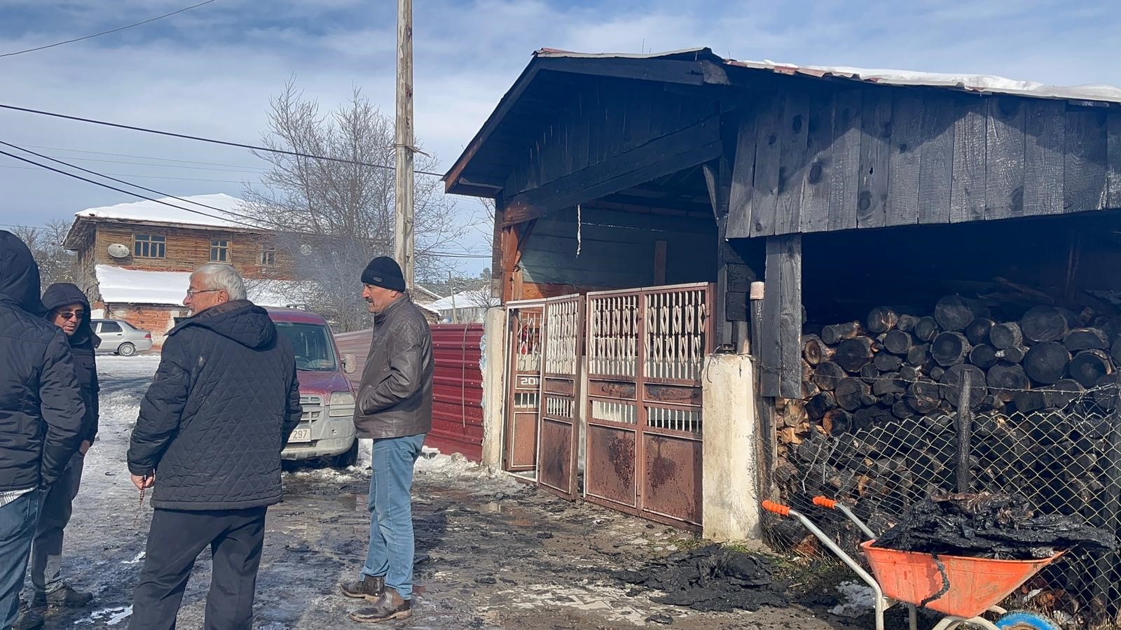 Alevlere Teslim Olan Minibüsünü Izlerken Kalbine Yenik Düştü (5)