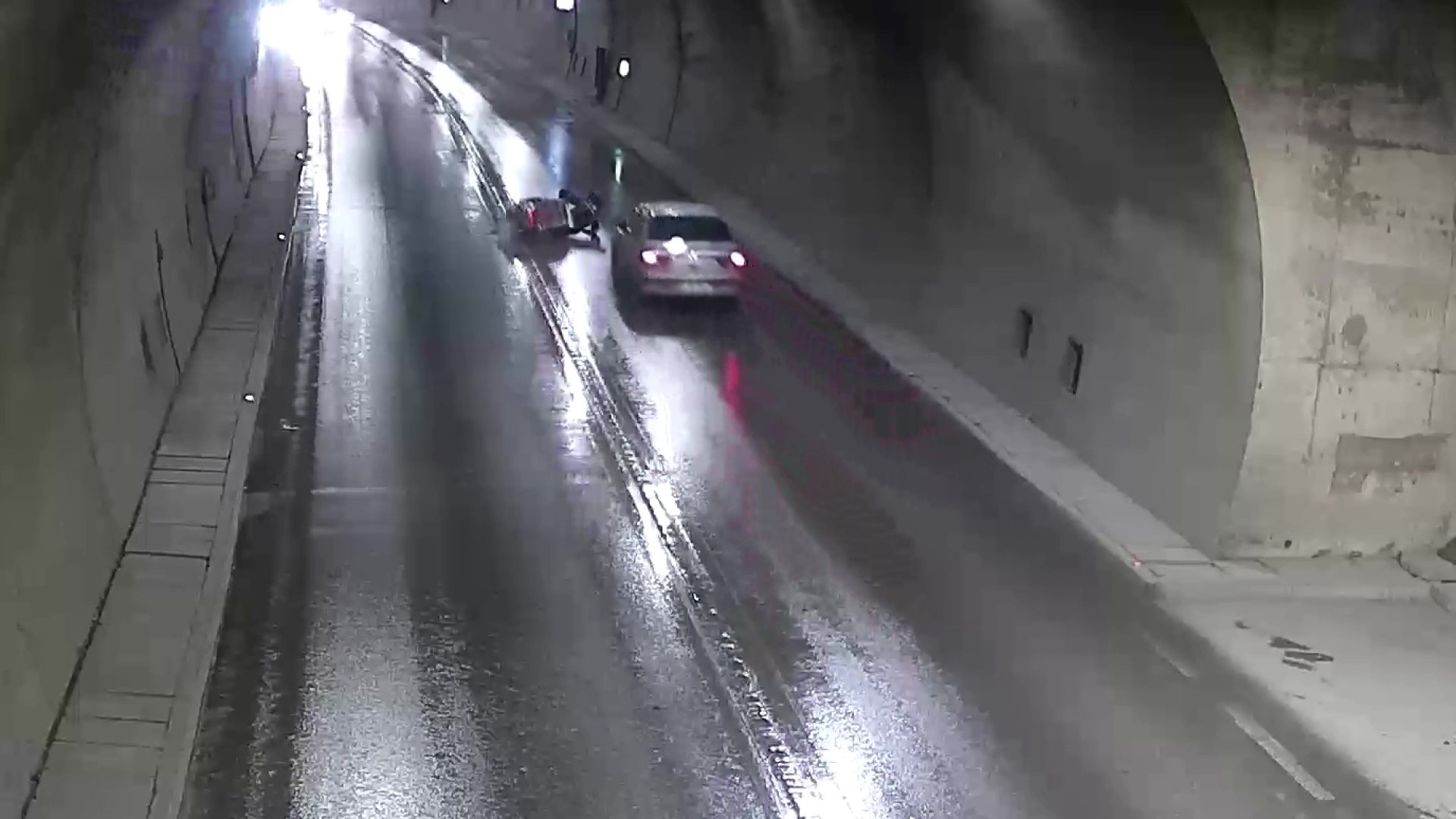 Amasya’da Ferhat Tüneli’nde Sollama Yapan Motosiklet Sürücüsü Kaygan Zeminde Devrildi. Otomobil Sürücüsünün Dikkati Faciayı Önledi, O Anlar Kameraya Yansıdı (1)